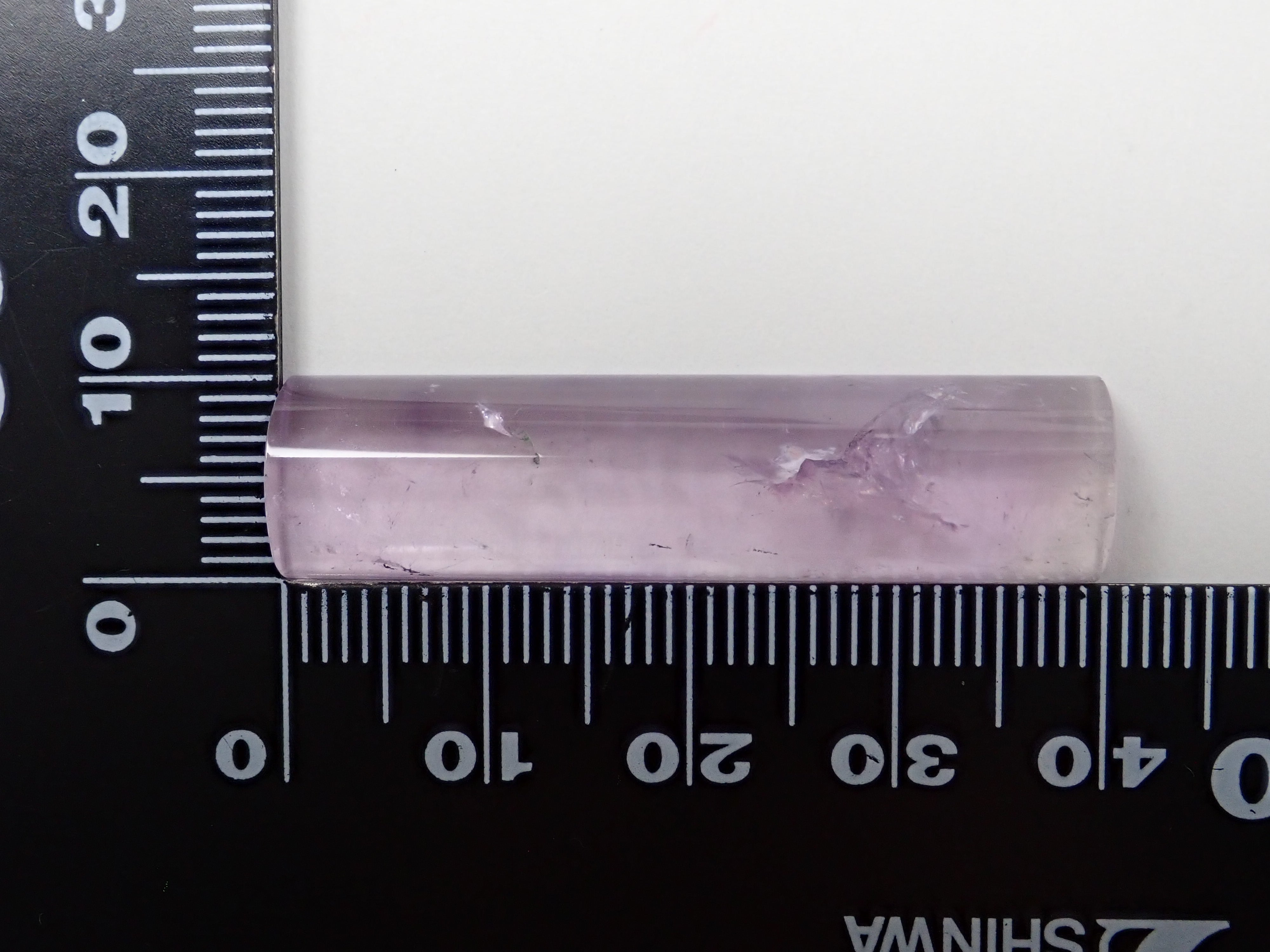 [Mr. Yukio Shimizu, representative of Shimizu Precious Stones] Pink amethyst 23.833ct chopstick rest (cylindrical shape) with foil-stamped signature and emblem