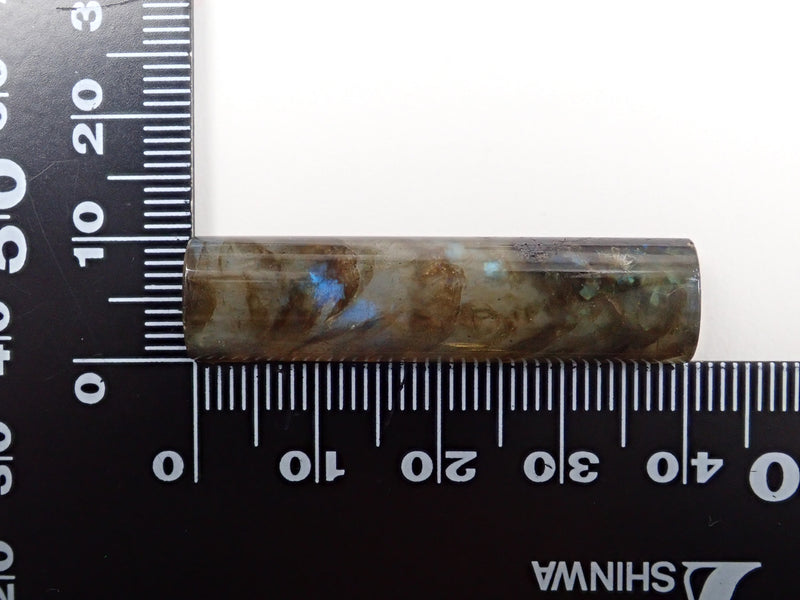[Mr. Yukio Shimizu, representative of Shimizu Precious Stones] Labradorite 26.707ct chopstick rest (cylindrical shape) with foil-stamped signature and patch