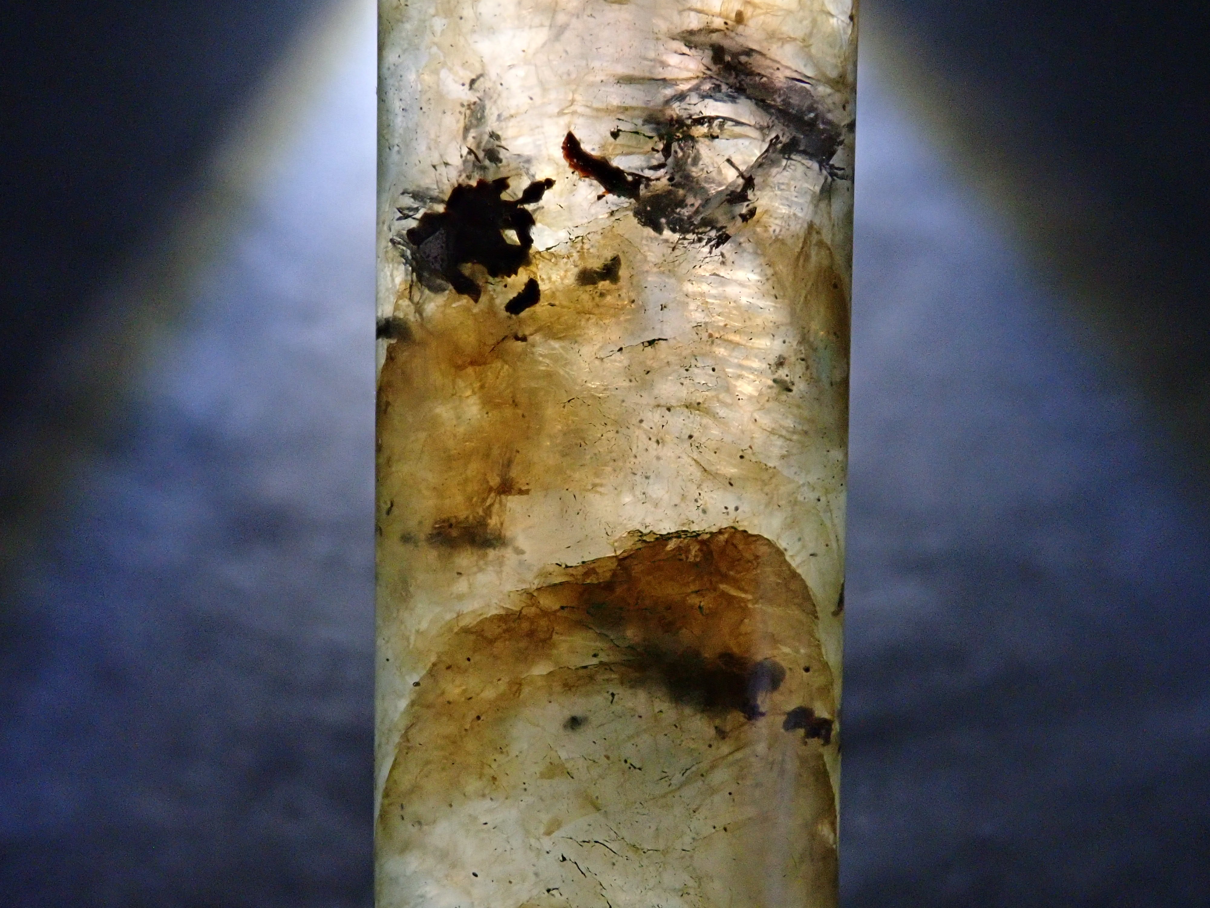 [Mr. Yukio Shimizu, representative of Shimizu Precious Stones] Labradorite 27.135ct chopstick rest (cylindrical shape) with foil-stamped signature and patch