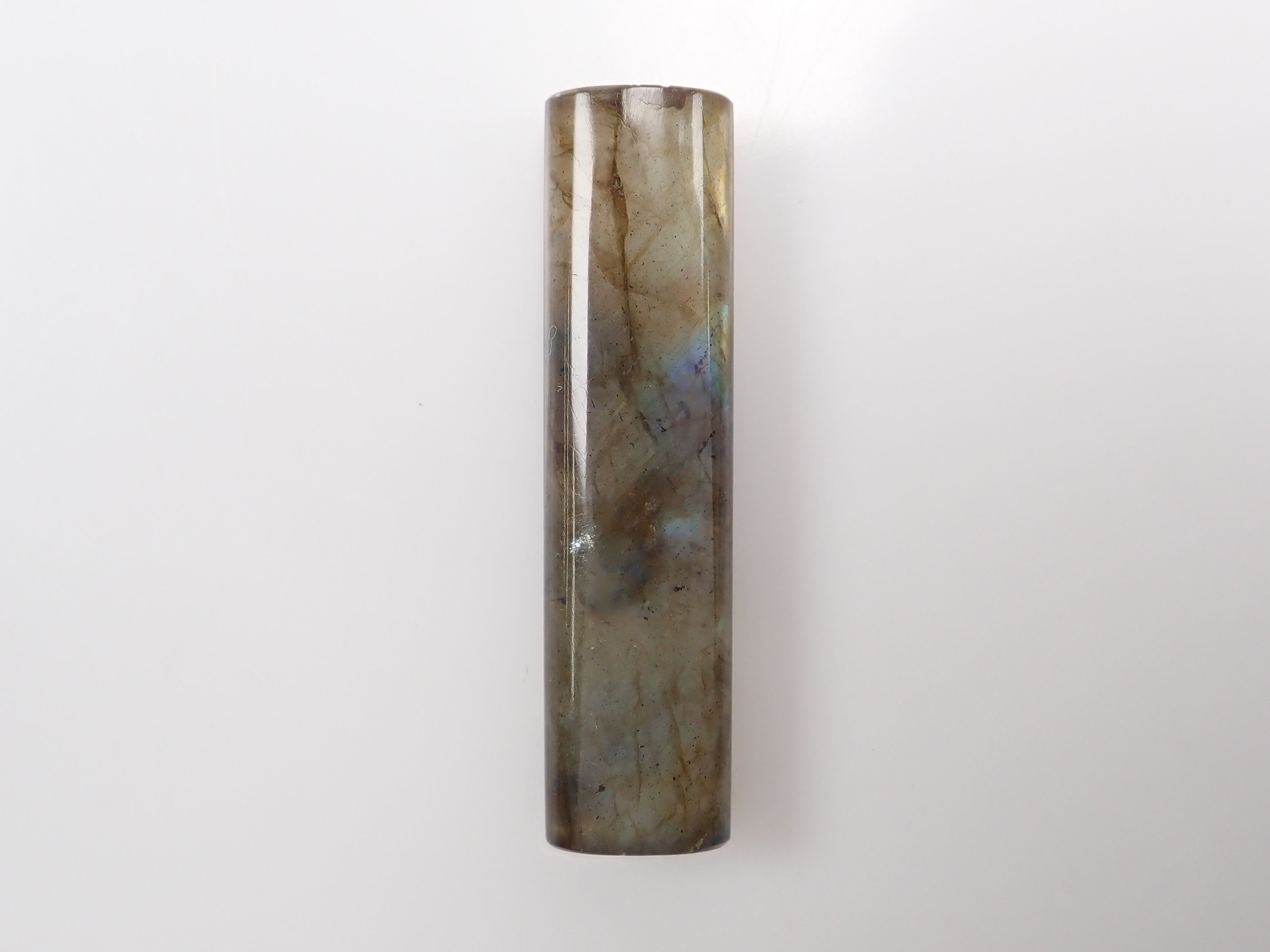 [Mr. Yukio Shimizu, representative of Shimizu Precious Stones] Labradorite 27.135ct chopstick rest (cylindrical shape) with foil-stamped signature and patch