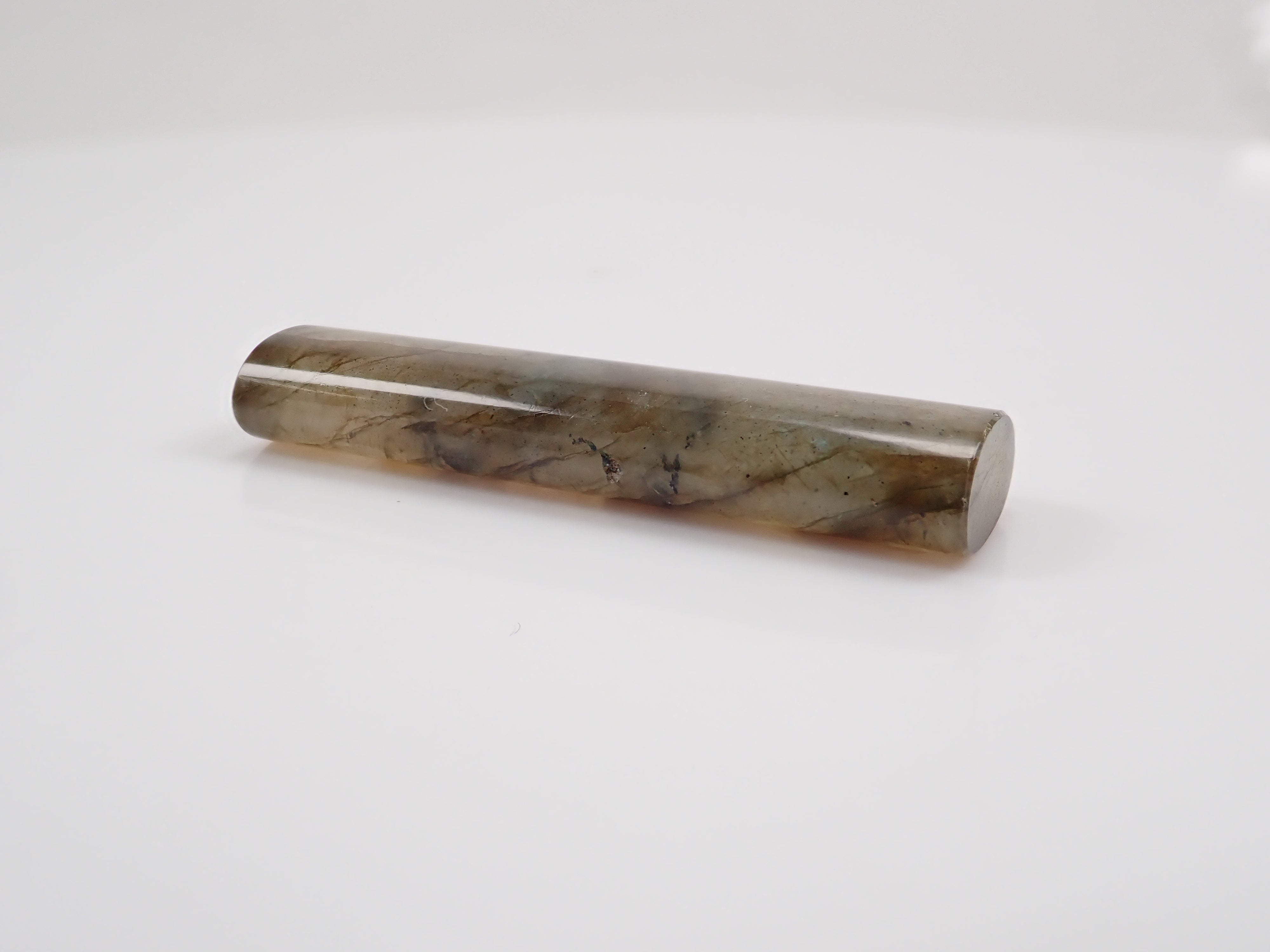 [Mr. Yukio Shimizu, representative of Shimizu Precious Stones] Labradorite 27.135ct chopstick rest (cylindrical shape) with foil-stamped signature and patch