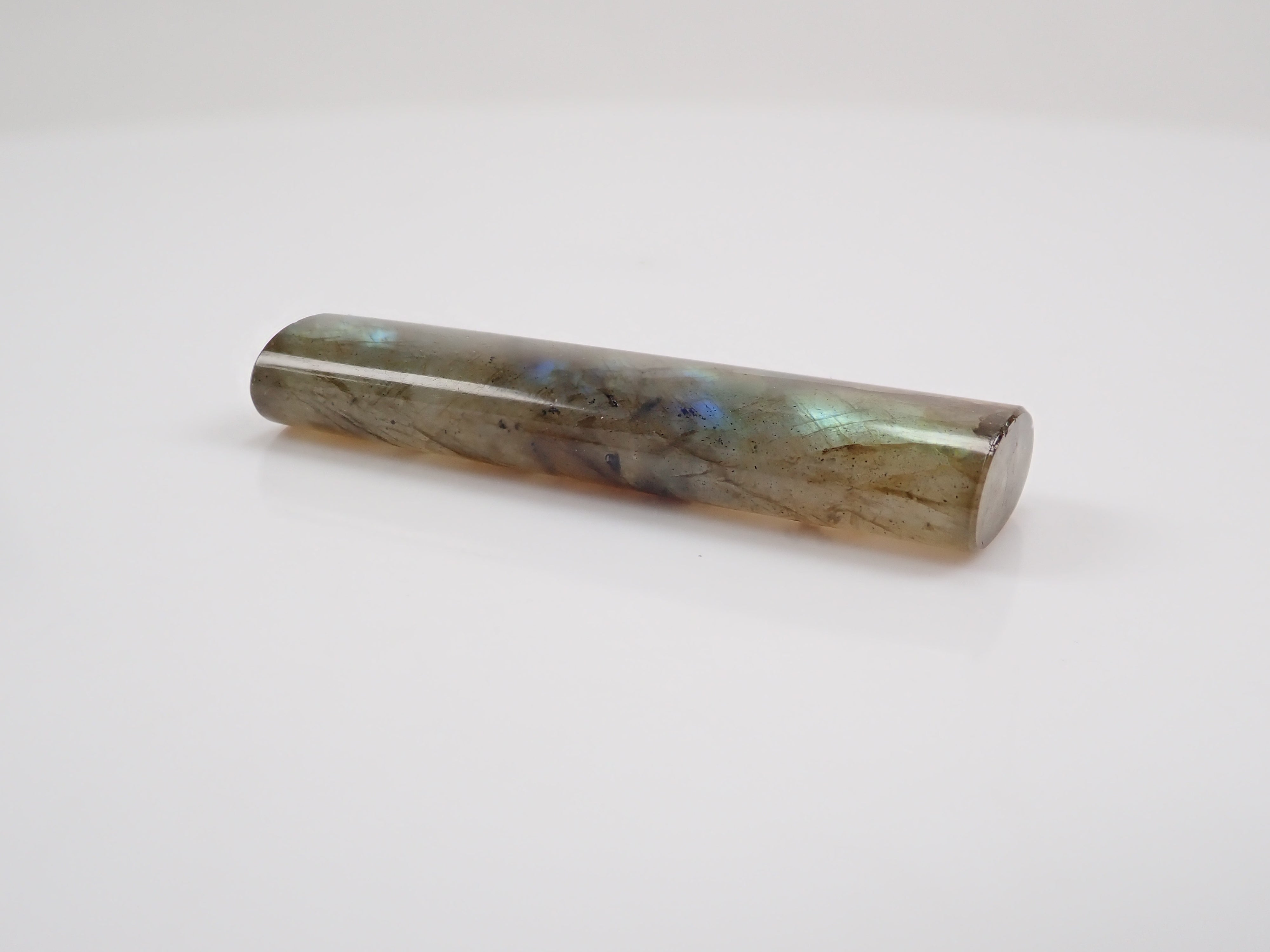 [Mr. Yukio Shimizu, representative of Shimizu Precious Stones] Labradorite 27.135ct chopstick rest (cylindrical shape) with foil-stamped signature and patch