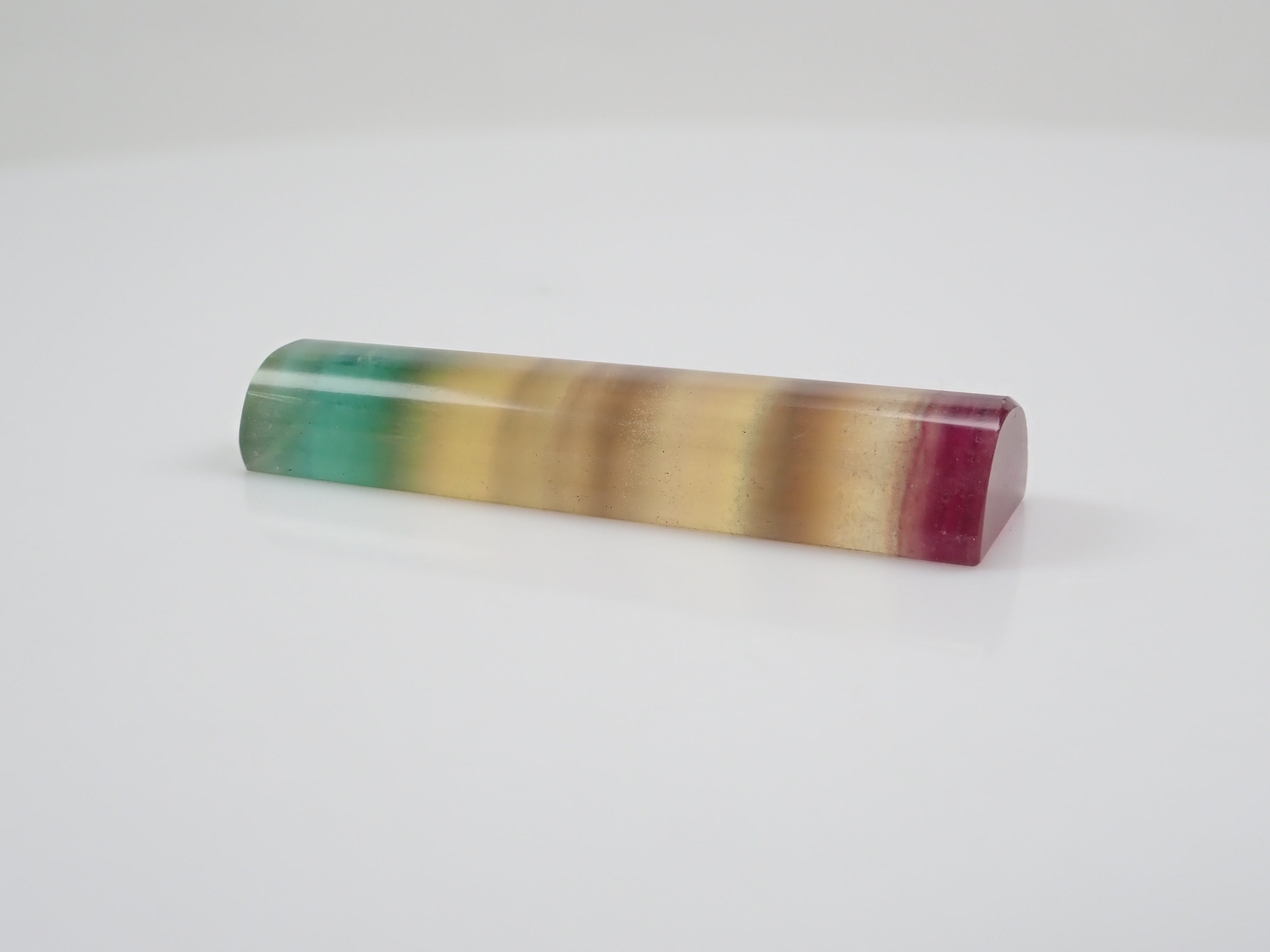 [Mr. Yukio Shimizu, representative of Shimizu Precious Stones] Bicolor fluorite 31.626ct chopstick rest (cylindrical shape) with foil-stamped signature and patch