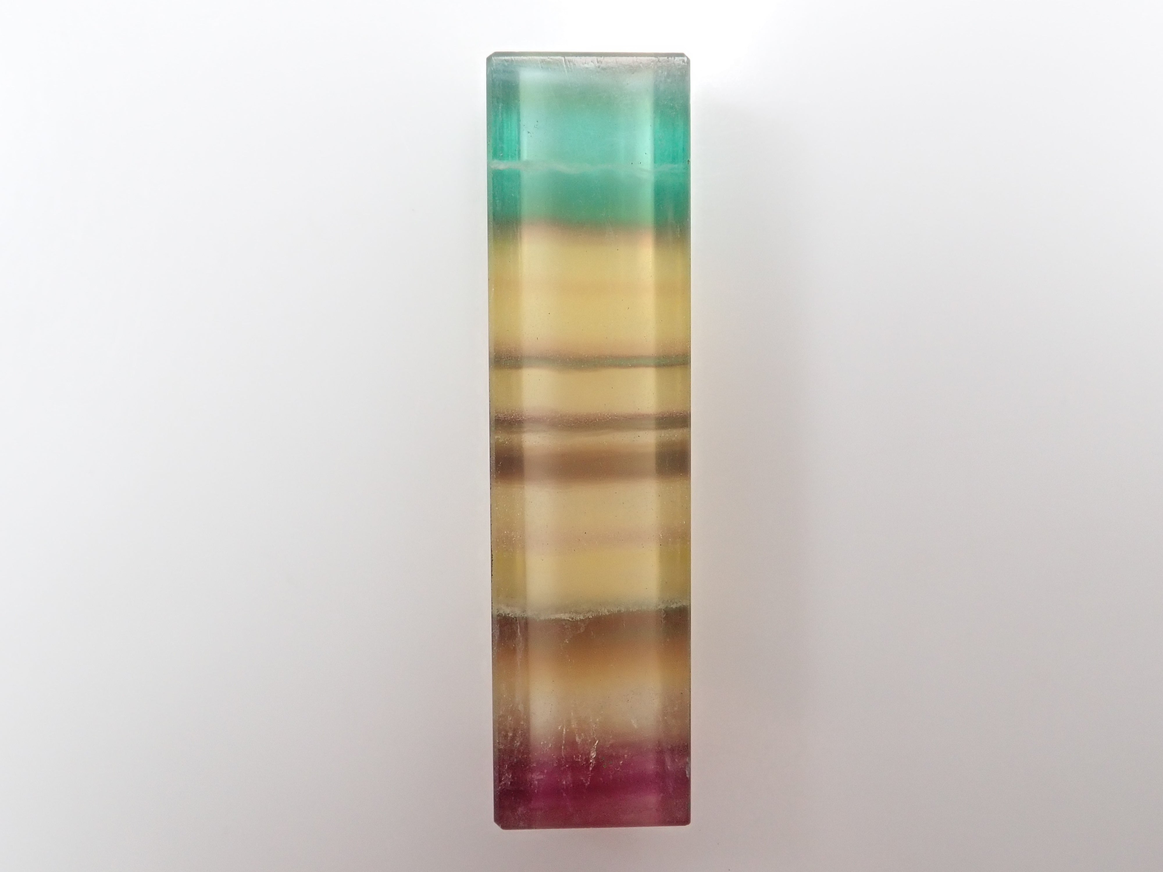 [Mr. Yukio Shimizu, representative of Shimizu Precious Stones] Bicolor fluorite 31.626ct chopstick rest (cylindrical shape) with foil-stamped signature and patch