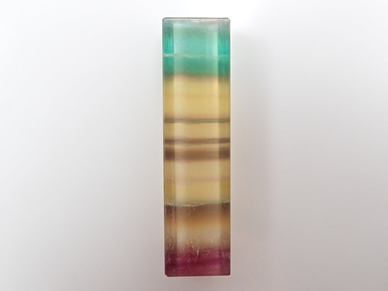 [Mr. Yukio Shimizu, representative of Shimizu Precious Stones] Bicolor fluorite 31.626ct chopstick rest (cylindrical shape) with foil-stamped signature and patch