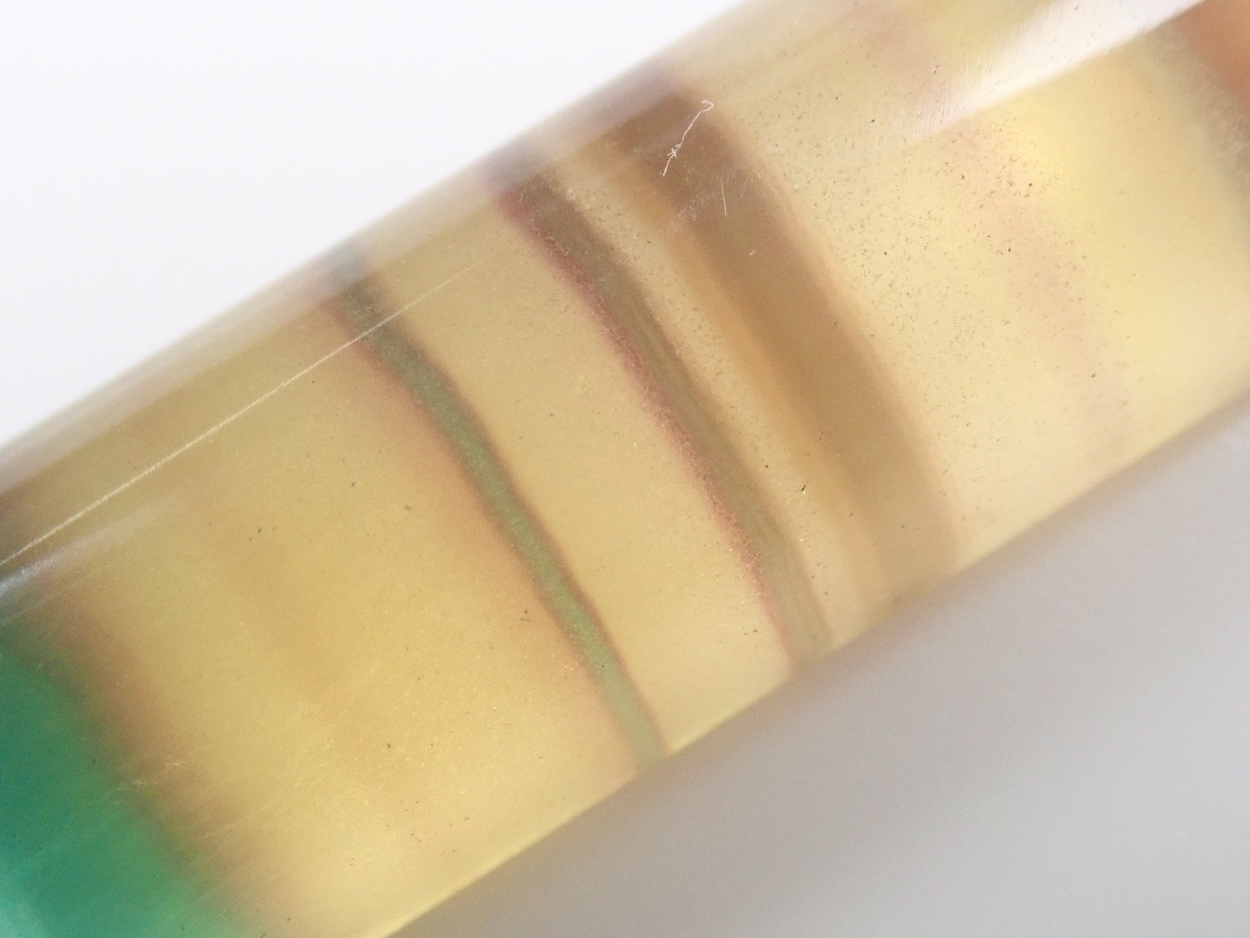 [Mr. Yukio Shimizu, representative of Shimizu Precious Stones] Bicolor fluorite 31.626ct chopstick rest (cylindrical shape) with foil-stamped signature and patch