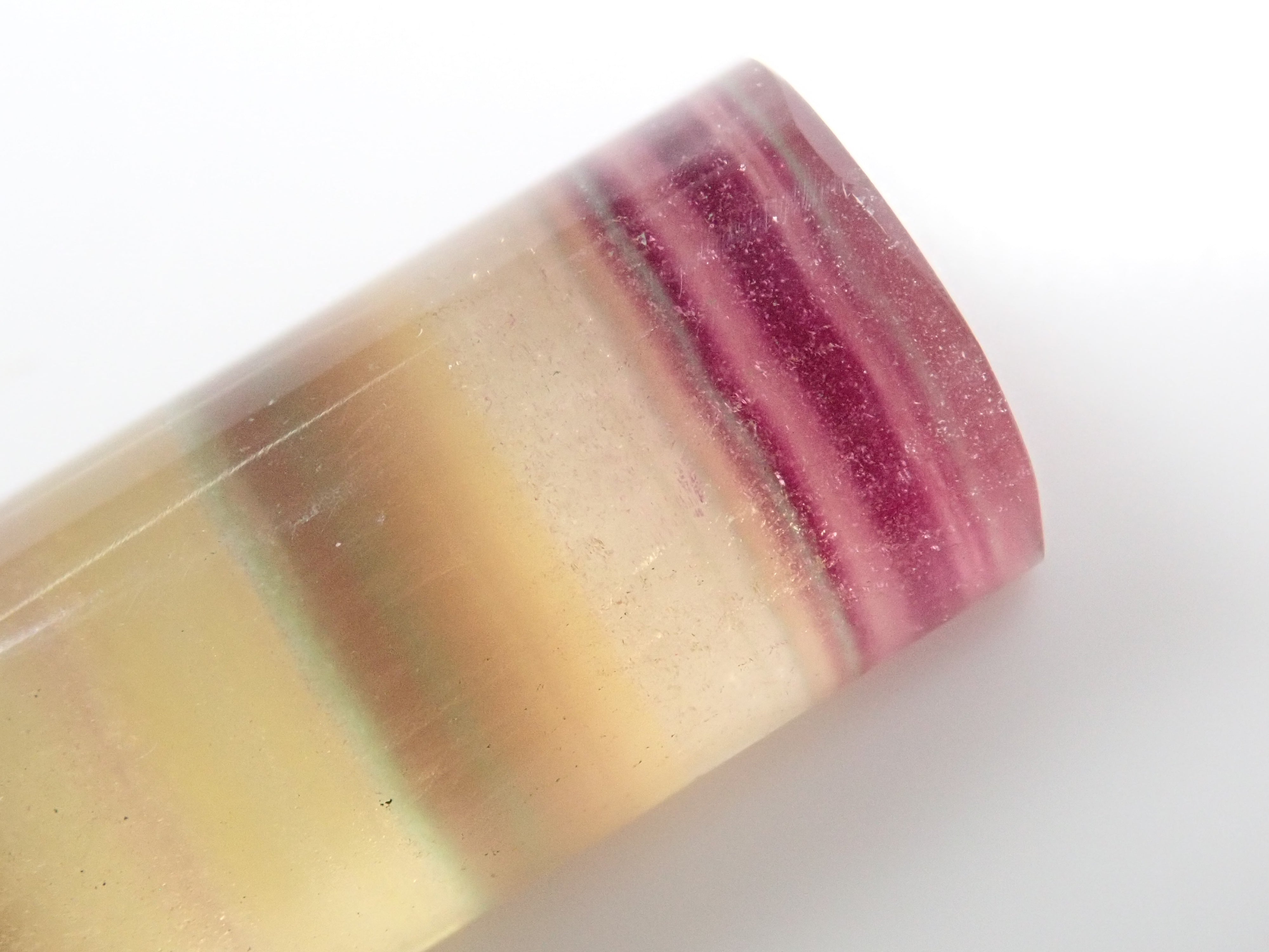 [Mr. Yukio Shimizu, representative of Shimizu Precious Stones] Bicolor fluorite 31.626ct chopstick rest (cylindrical shape) with foil-stamped signature and patch