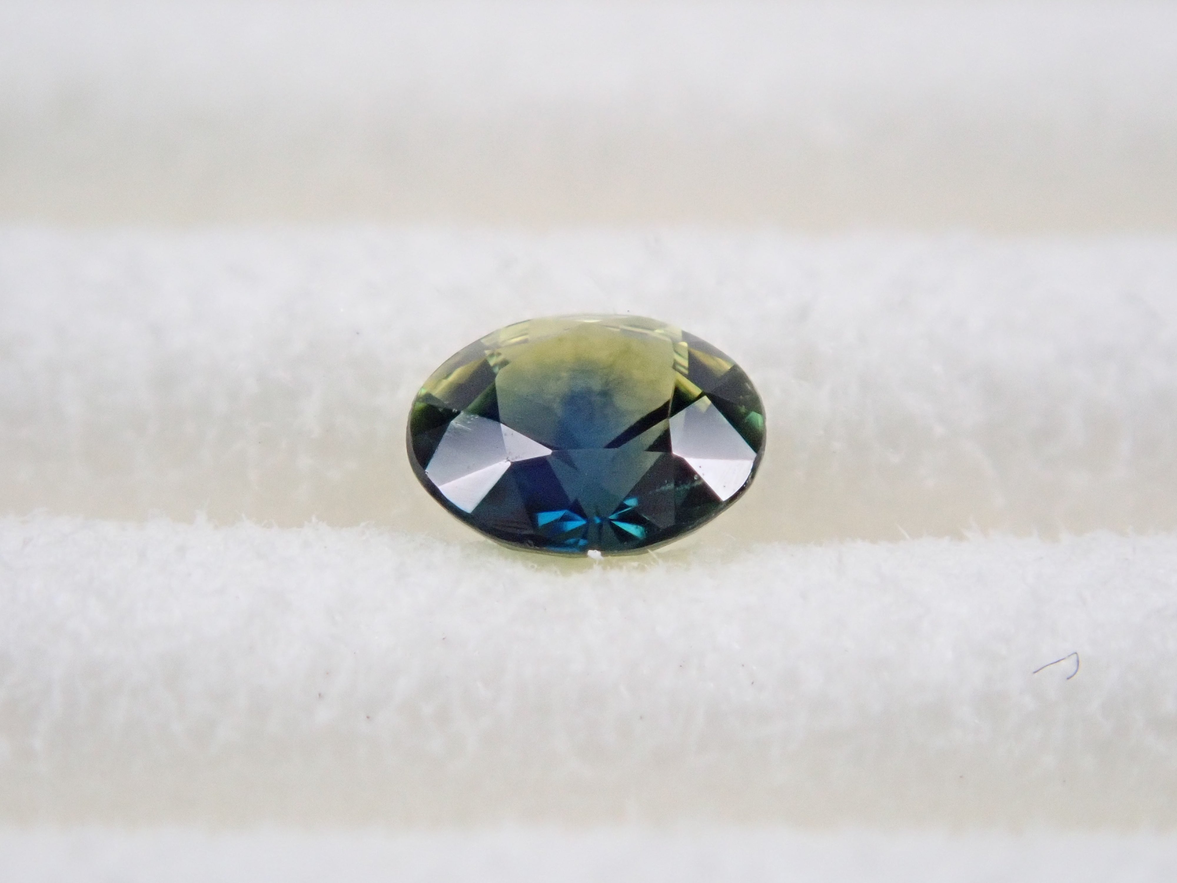 Bicolor sapphire 0.165ct loose