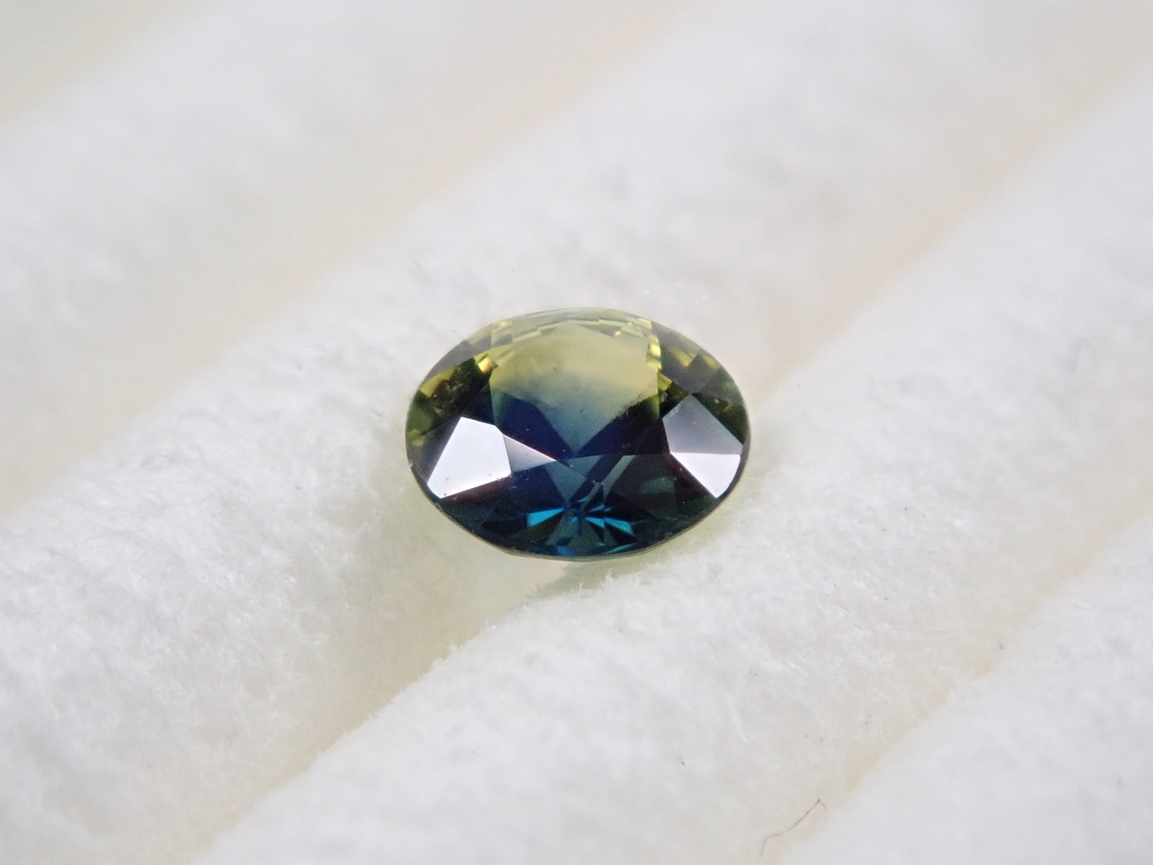 Bicolor sapphire 0.165ct loose