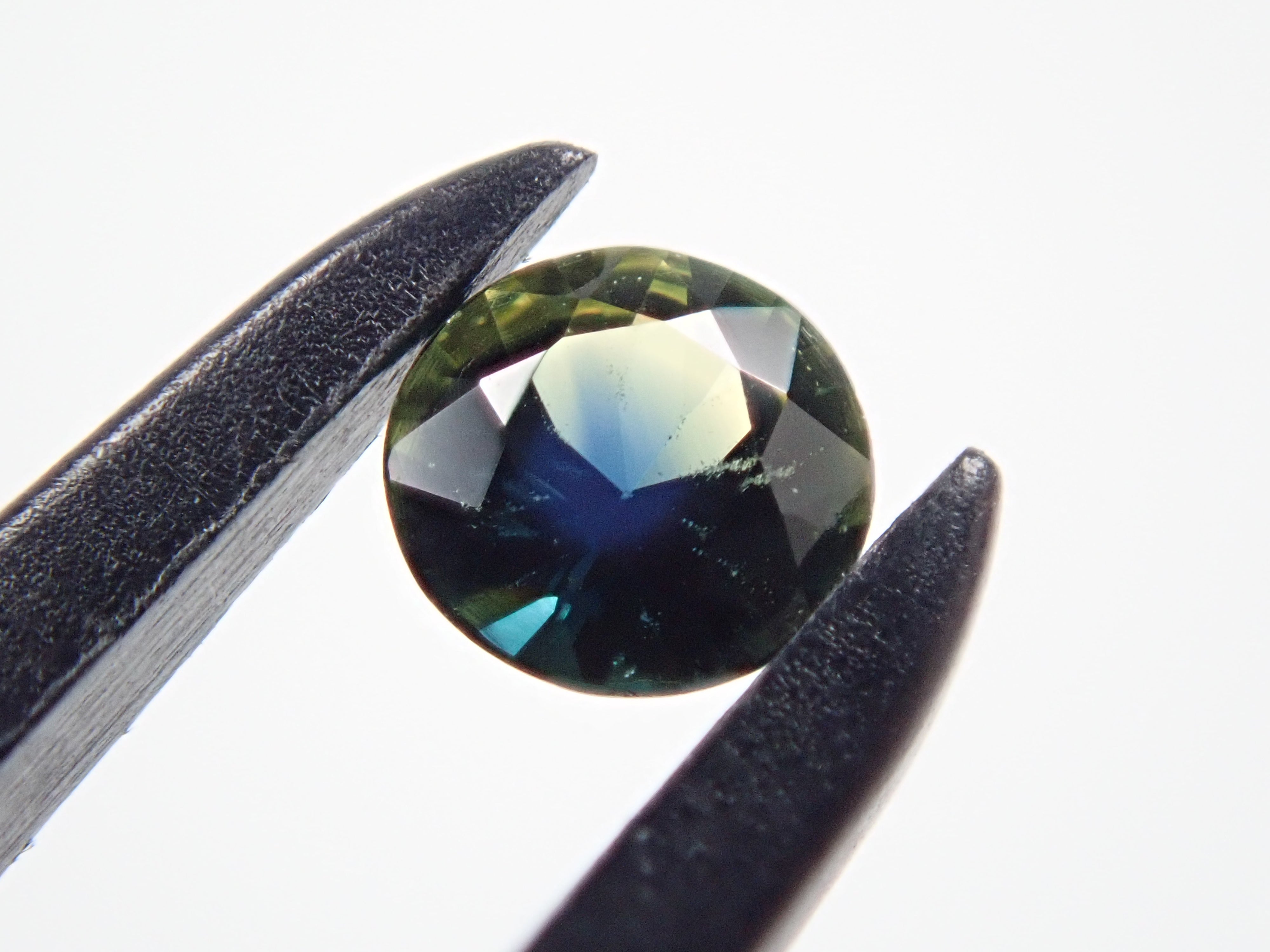 Bicolor sapphire 0.165ct loose