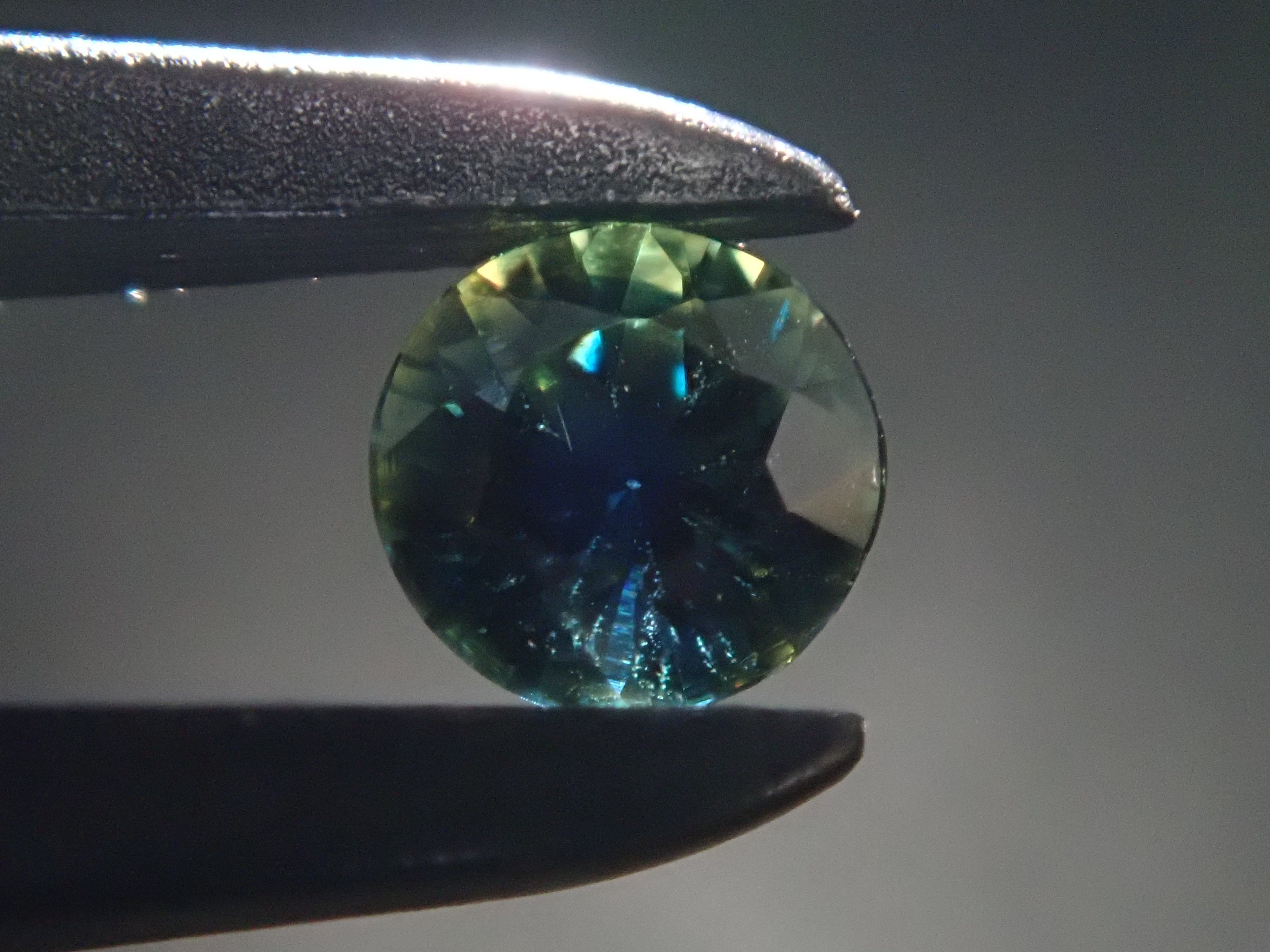 Bicolor sapphire 0.165ct loose