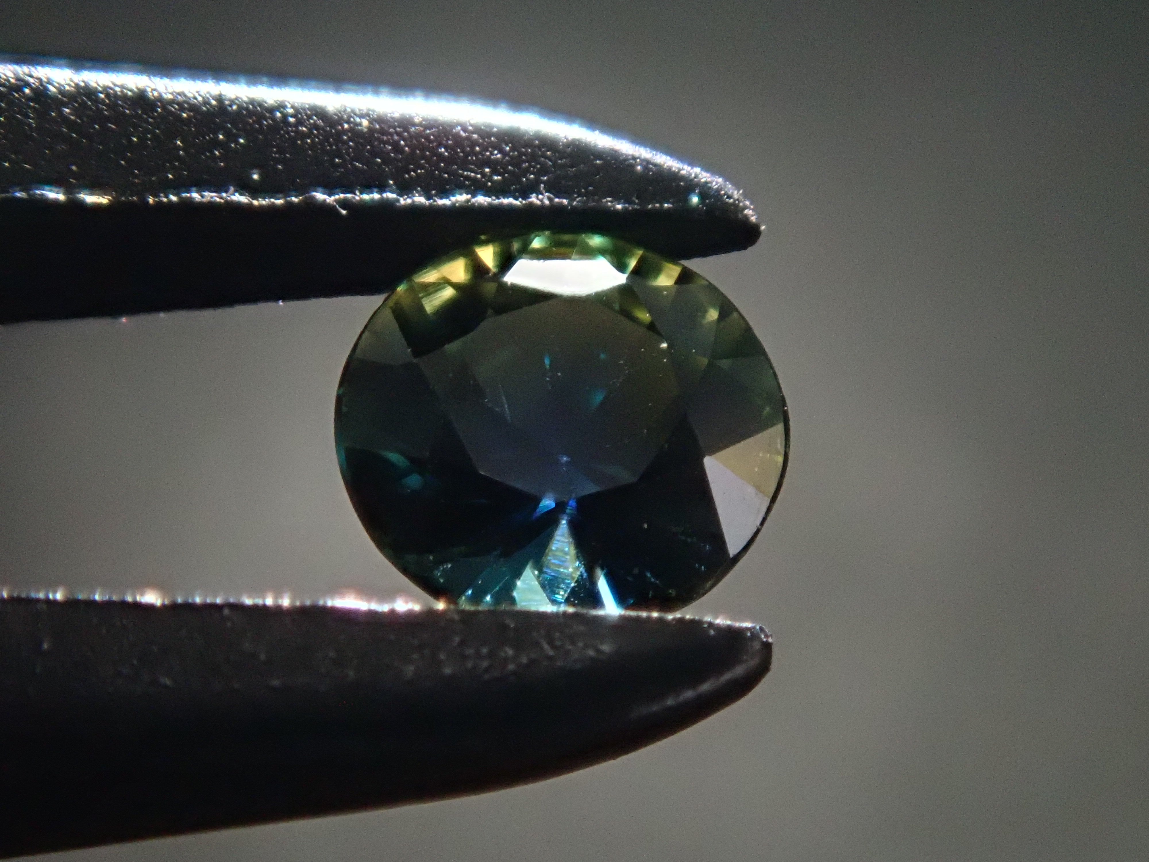 Bicolor sapphire 0.165ct loose