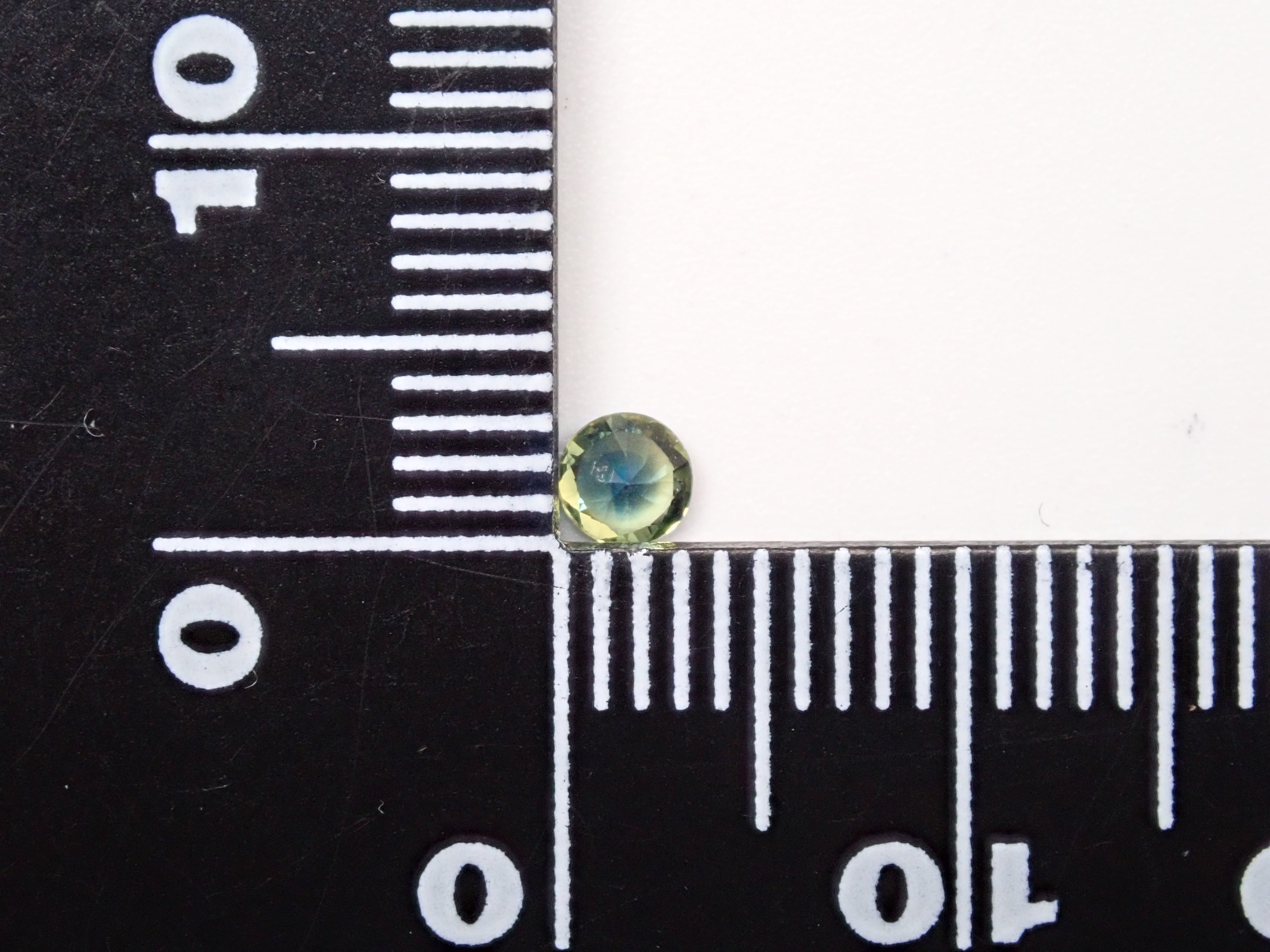 Bicolor sapphire 0.165ct loose