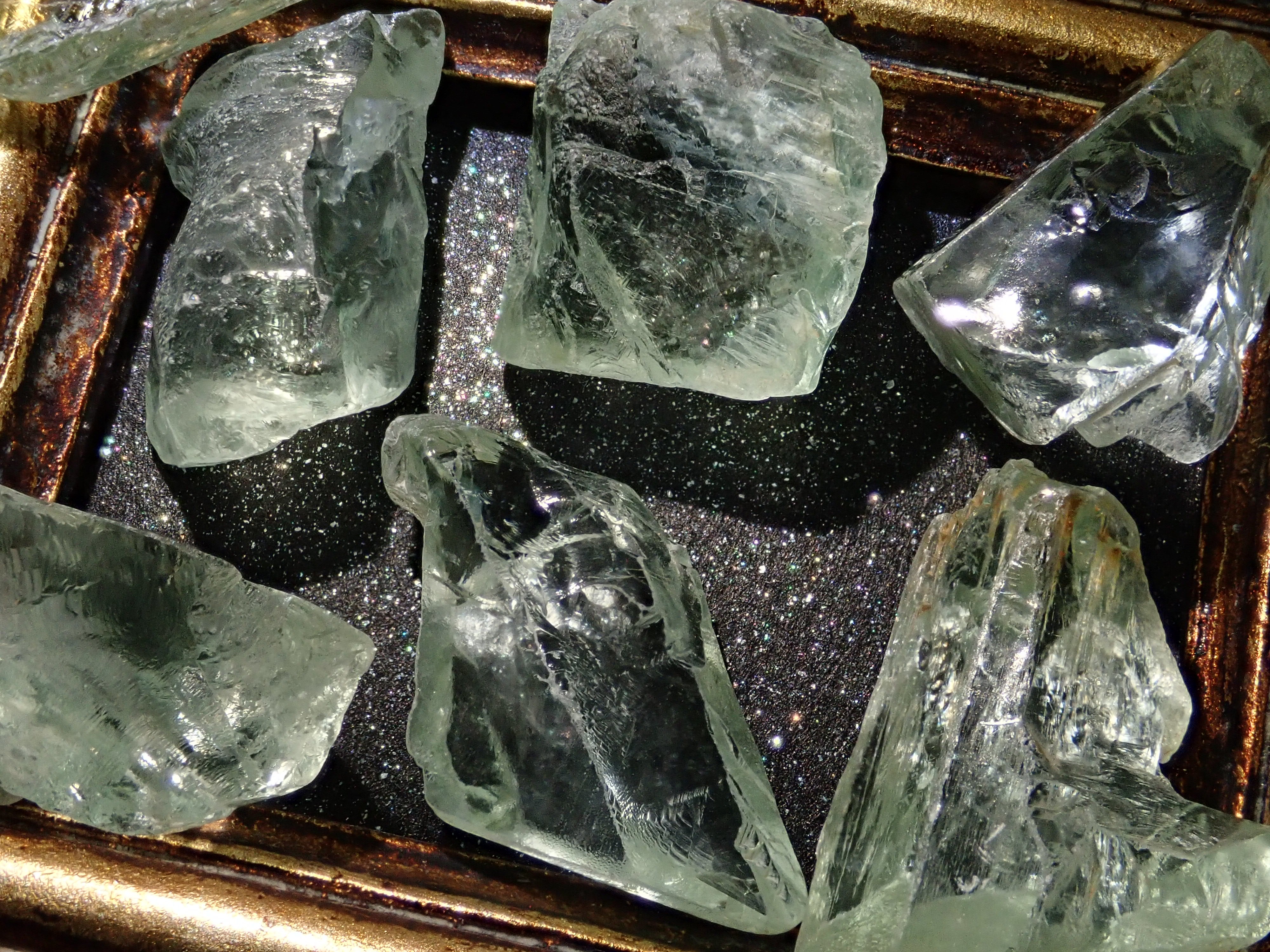 1 green spodumene rough stone (average 15ct)《Multiple purchase discount available》