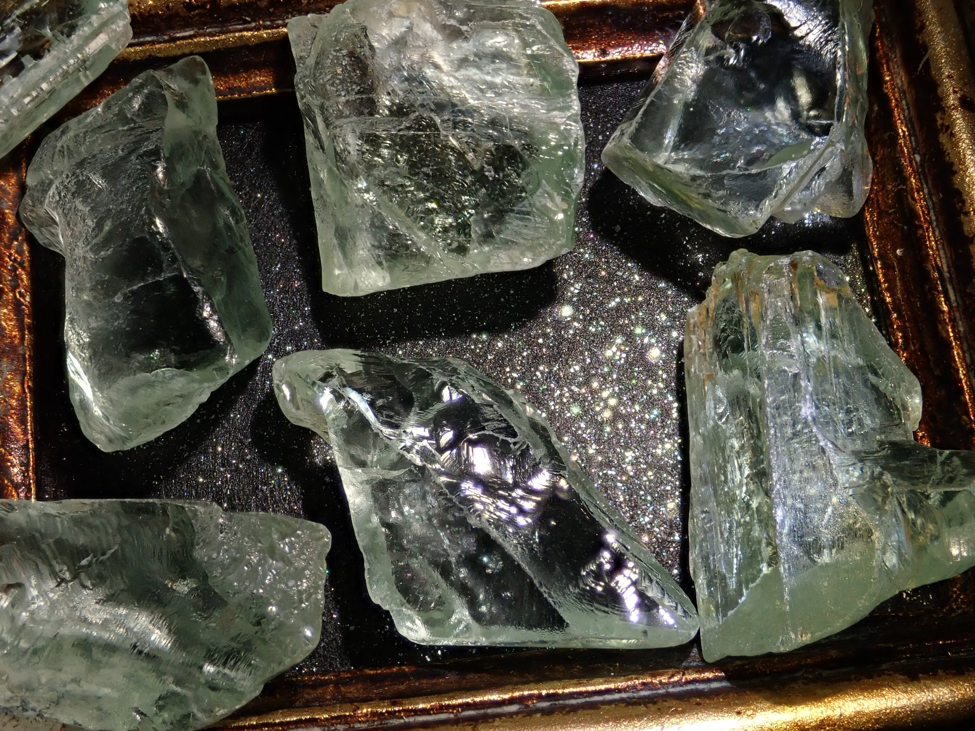 1 green spodumene rough stone (average 15ct)《Multiple purchase discount available》