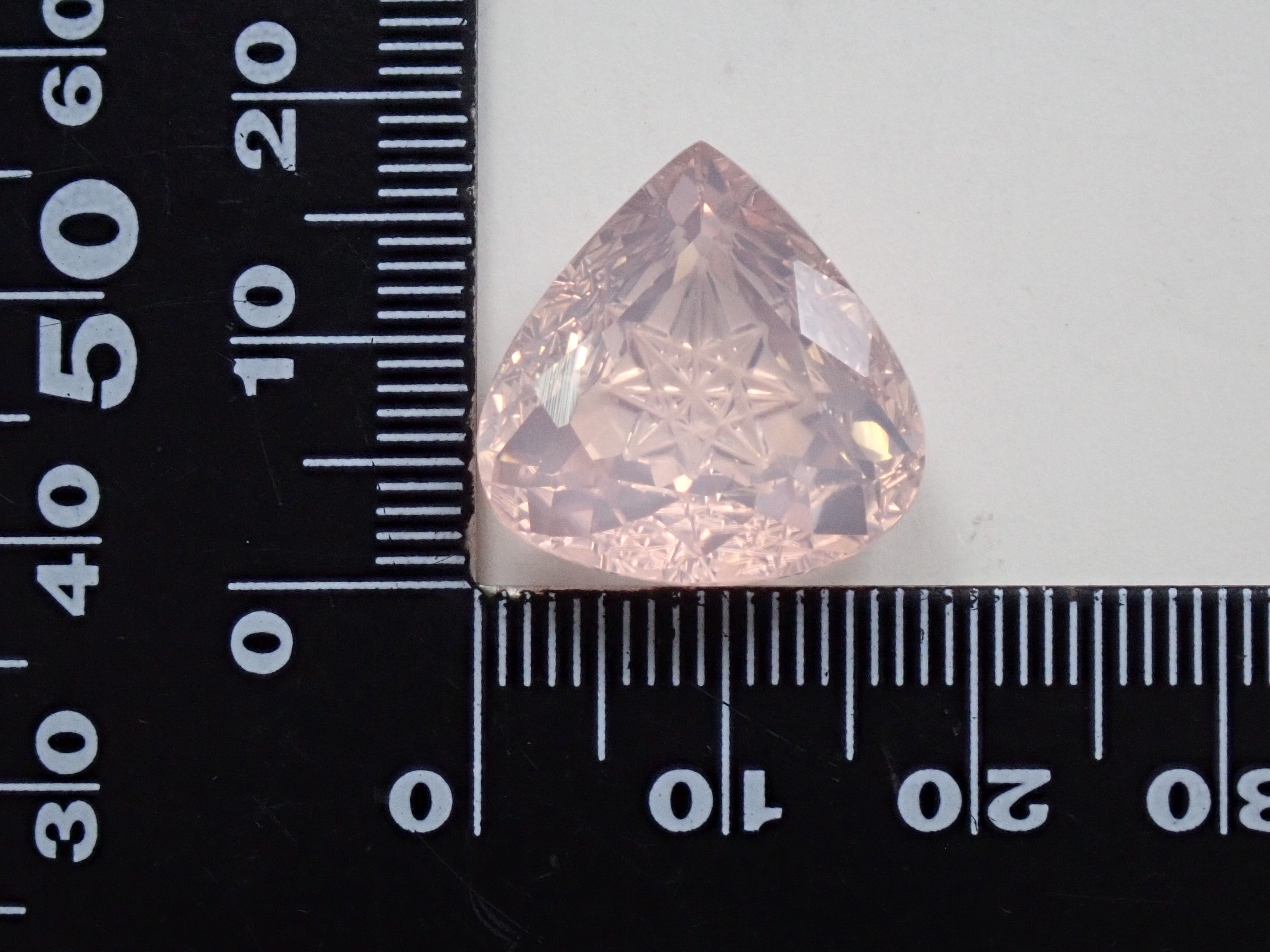 【甲州貴石切子plusthree】ローズクォーツ 15.357ct《コラボ》ルース ワッペン付