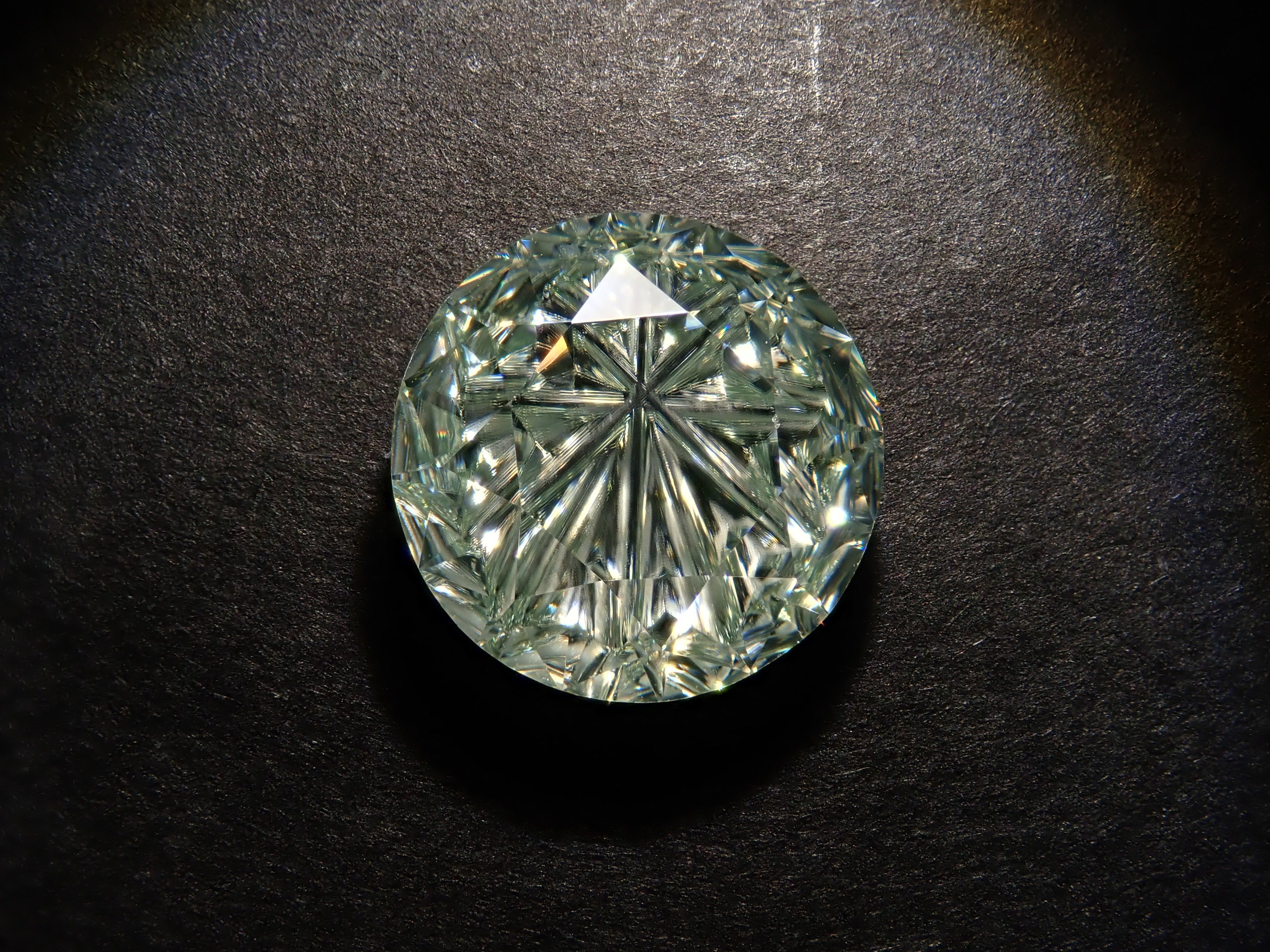 【甲州貴石切子plusthree】合成モアッサナイト 8mm/1.502ct《コラボ》ルース ワッペン付