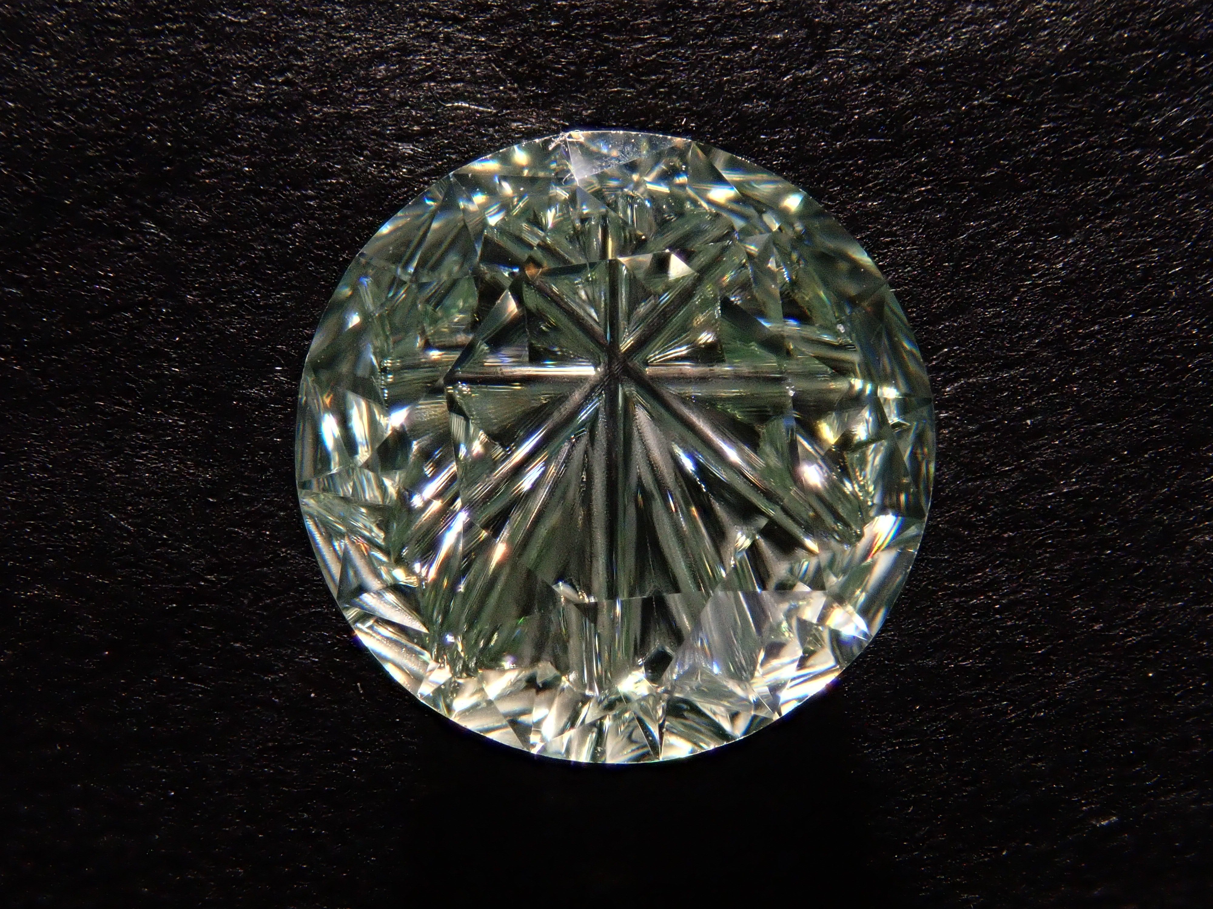 【甲州貴石切子plusthree】合成モアッサナイト 8mm/1.502ct《コラボ》ルース ワッペン付