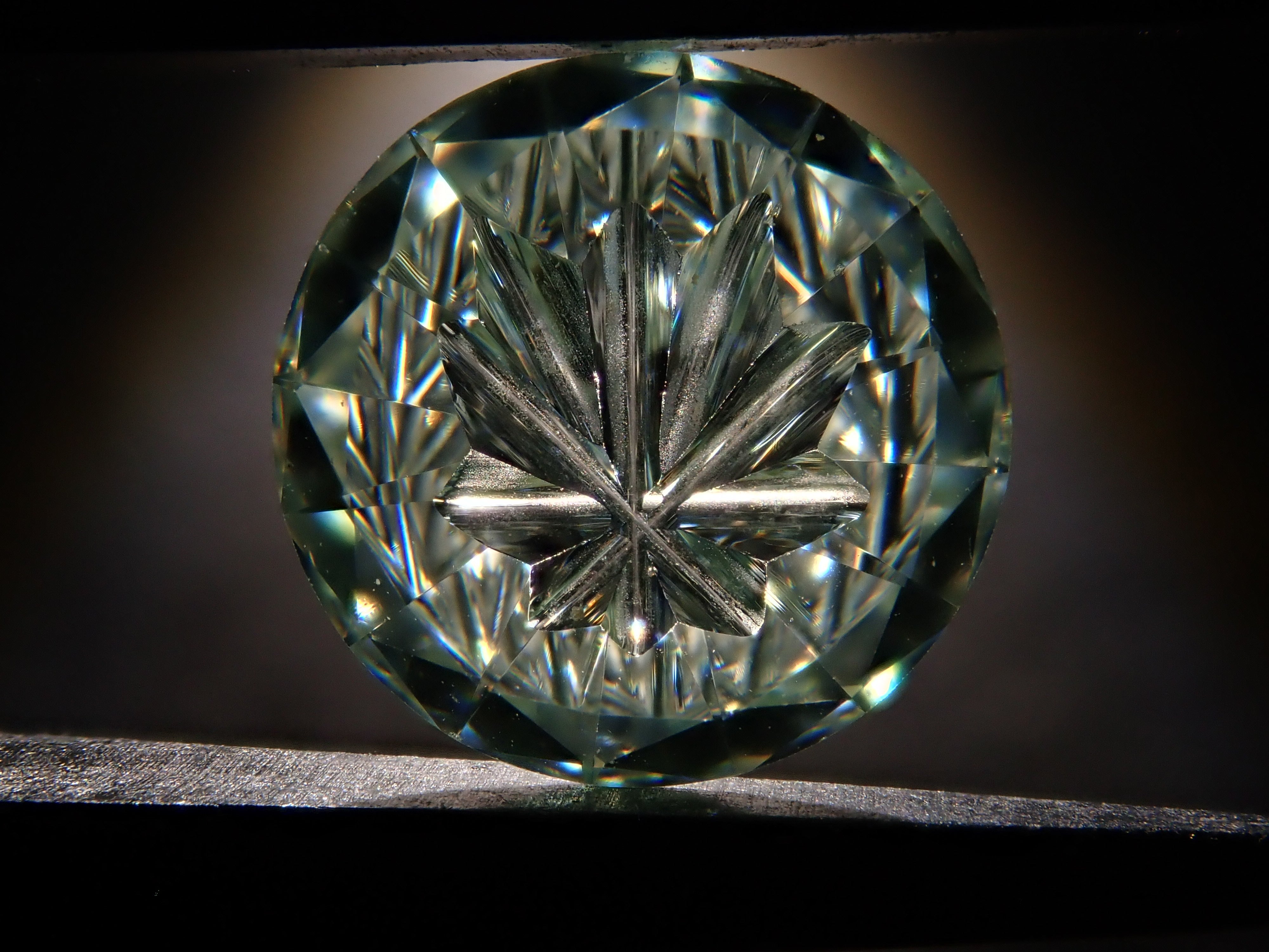 【甲州貴石切子plusthree】合成モアッサナイト 8mm/1.502ct《コラボ》ルース ワッペン付