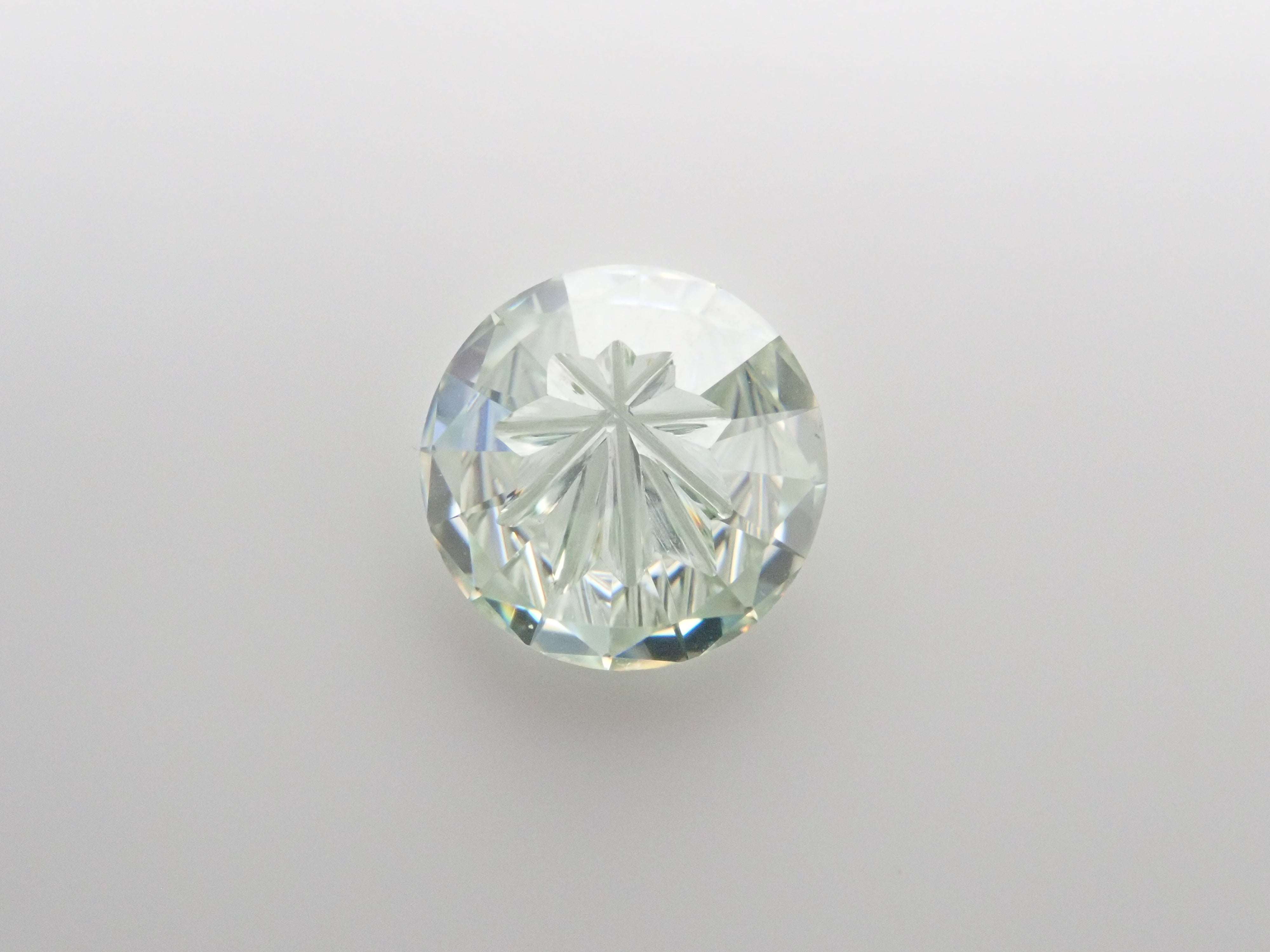 【甲州貴石切子plusthree】合成モアッサナイト 8mm/1.502ct《コラボ》ルース ワッペン付