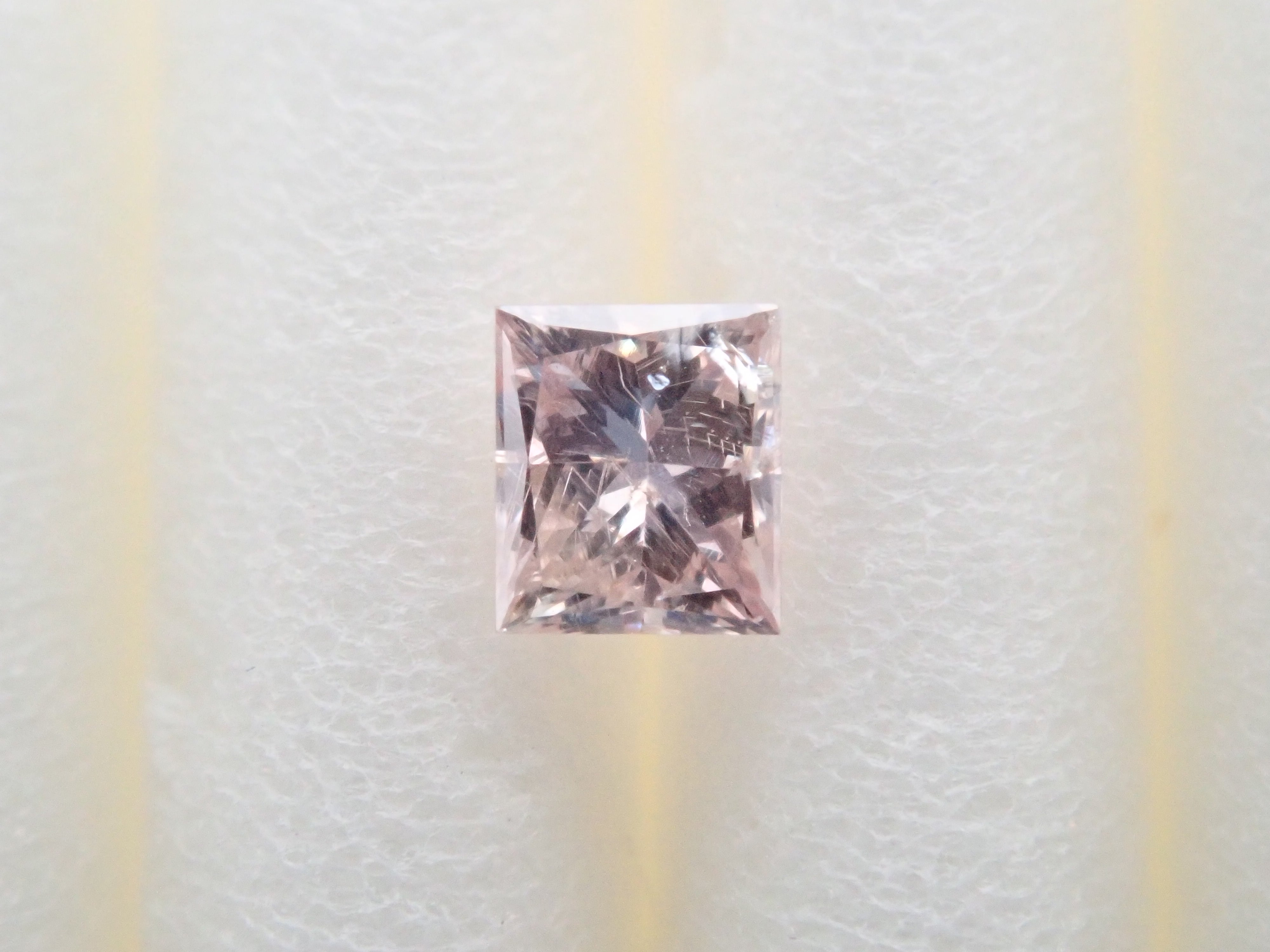 【32501456掲載】ピンクダイヤモンド（プリンセスカット） 0.089ctルース(FANCY LIGHT PURPLISH PINK, I-1)
