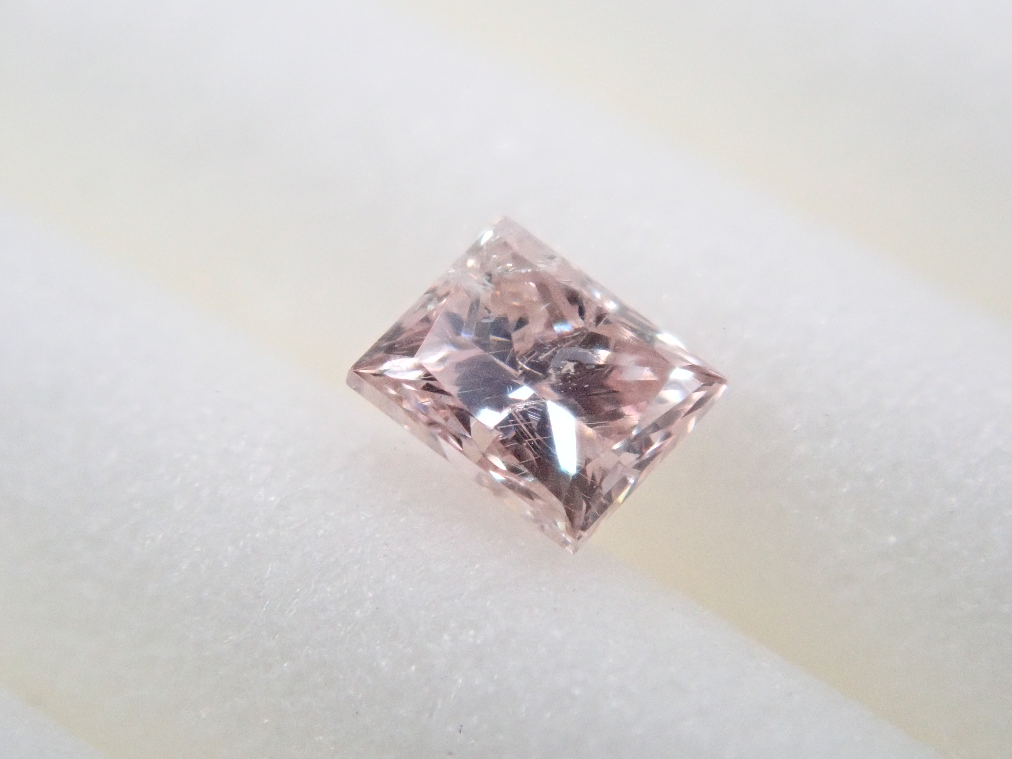 【32501456掲載】ピンクダイヤモンド（プリンセスカット） 0.089ctルース(FANCY LIGHT PURPLISH PINK, I-1)