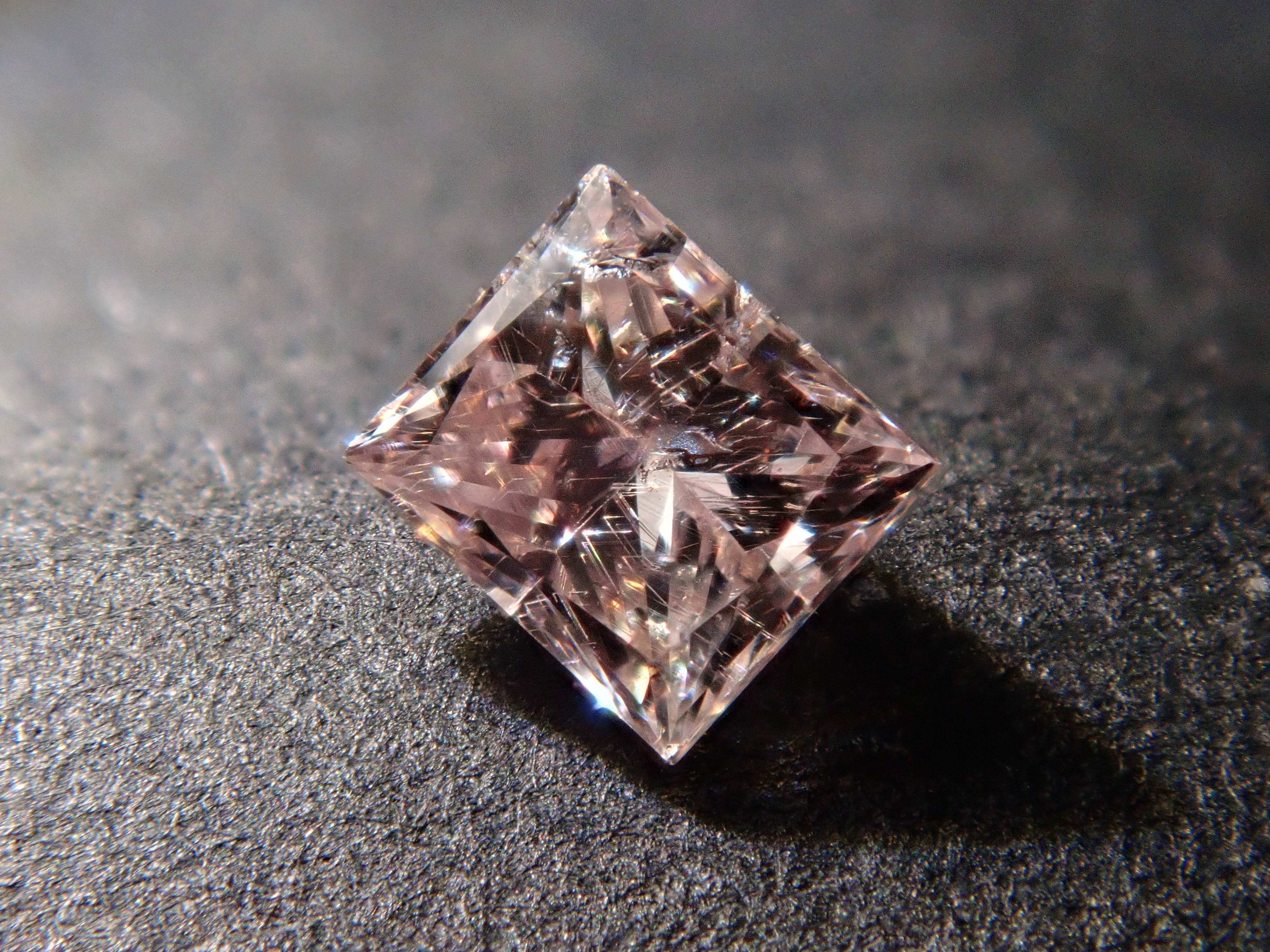 【32501456掲載】ピンクダイヤモンド（プリンセスカット） 0.089ctルース(FANCY LIGHT PURPLISH PINK, I-1)
