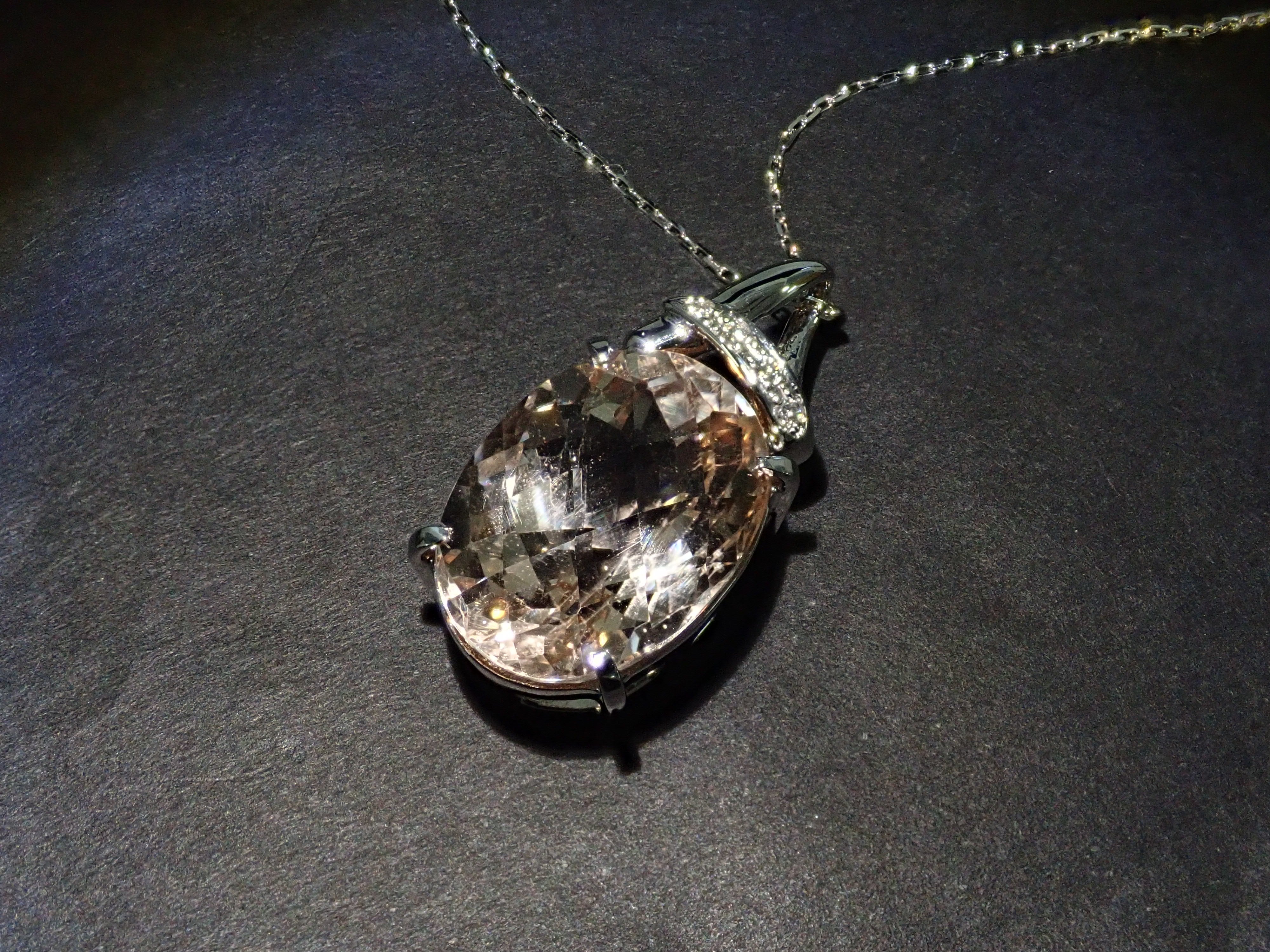 【カラフリ】K18WGトパーズ13.43ct ペンダントトップ（ネックレストップ）