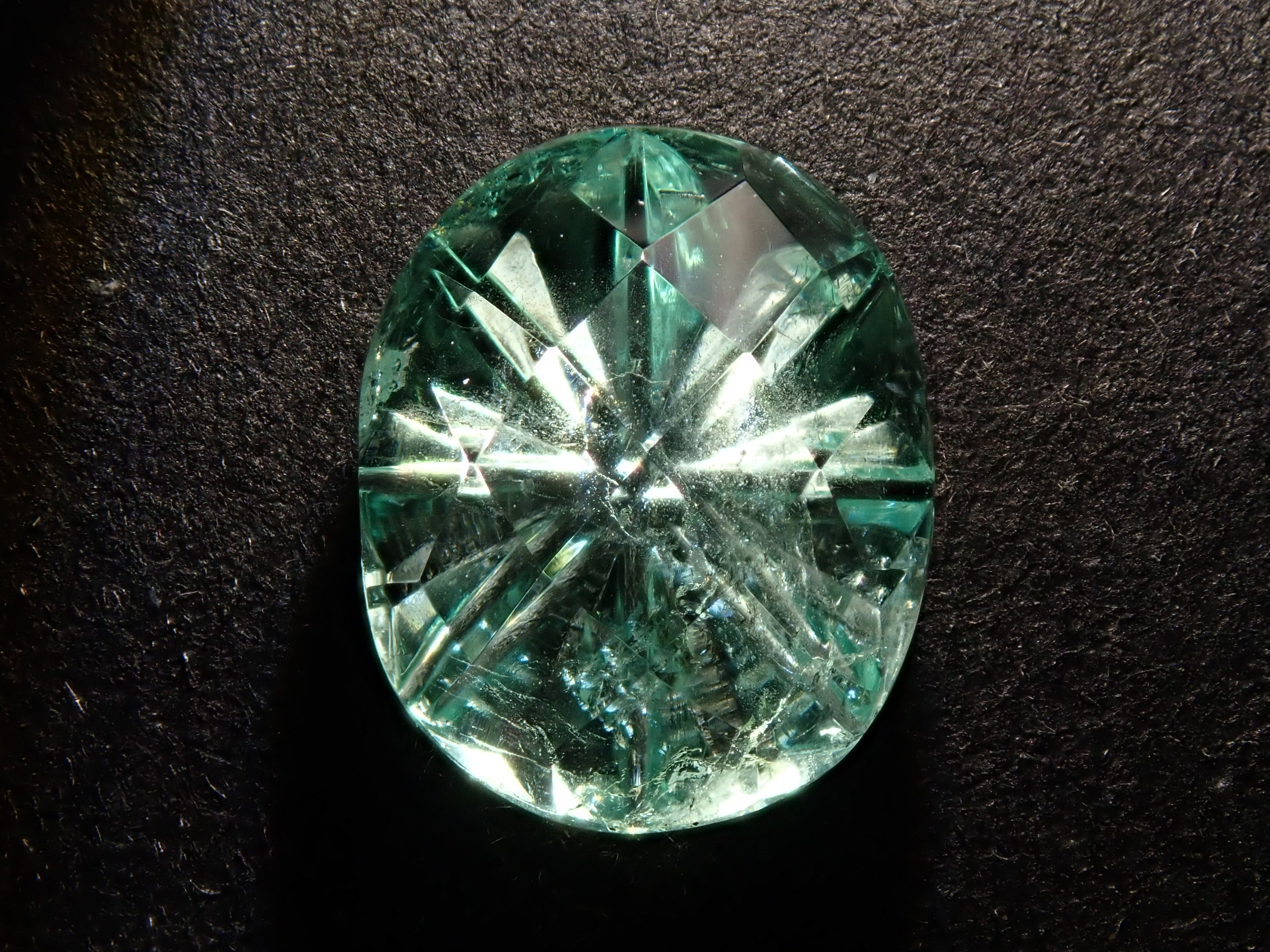 【甲州貴石切子】コロンビア産エメラルド 2.472ct《コラボ》ルース（チェッカーボード×昴） ワッペン付
