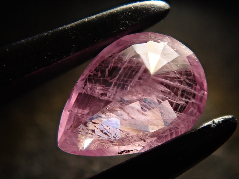 產自格陵蘭島的粉紅色藍寶石 0.754 克拉裸石，附證書
