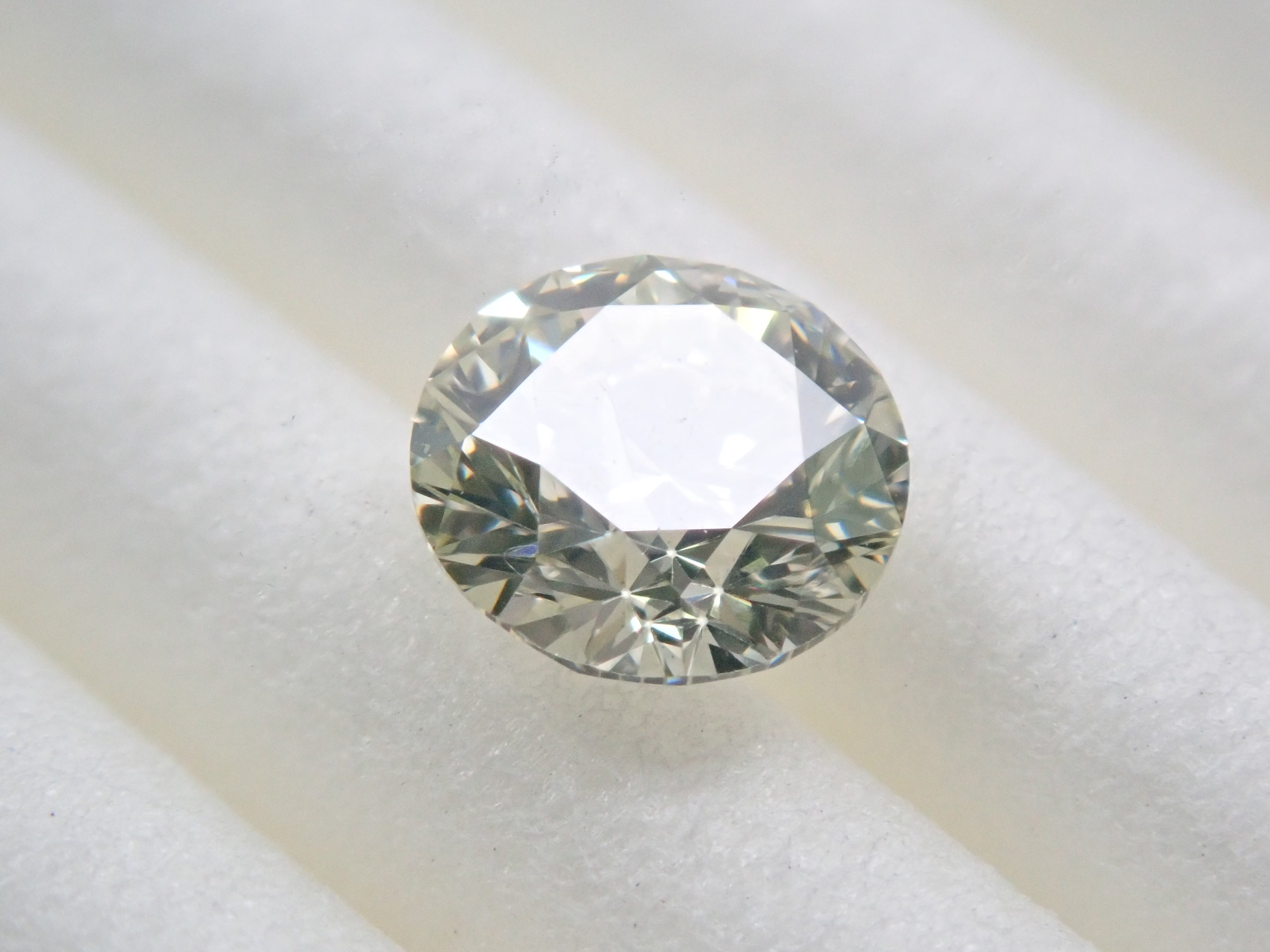 グリーンイエローダイヤモンド 0.502ctルース(VERY LIGHT GREEN YELLOW, I1)