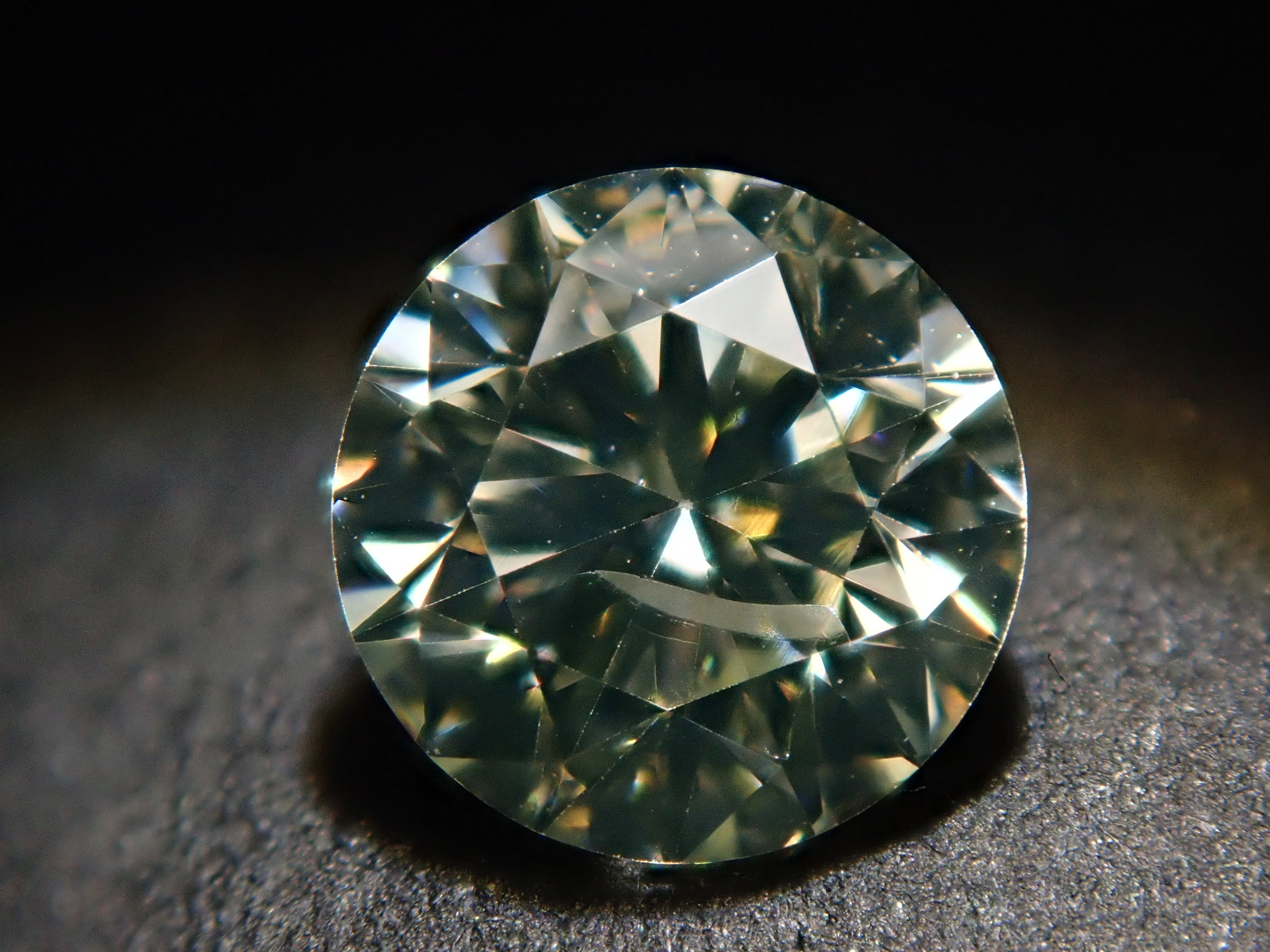 グリーンイエローダイヤモンド 5mm/0.502ctルース(VERY LIGHT GREEN