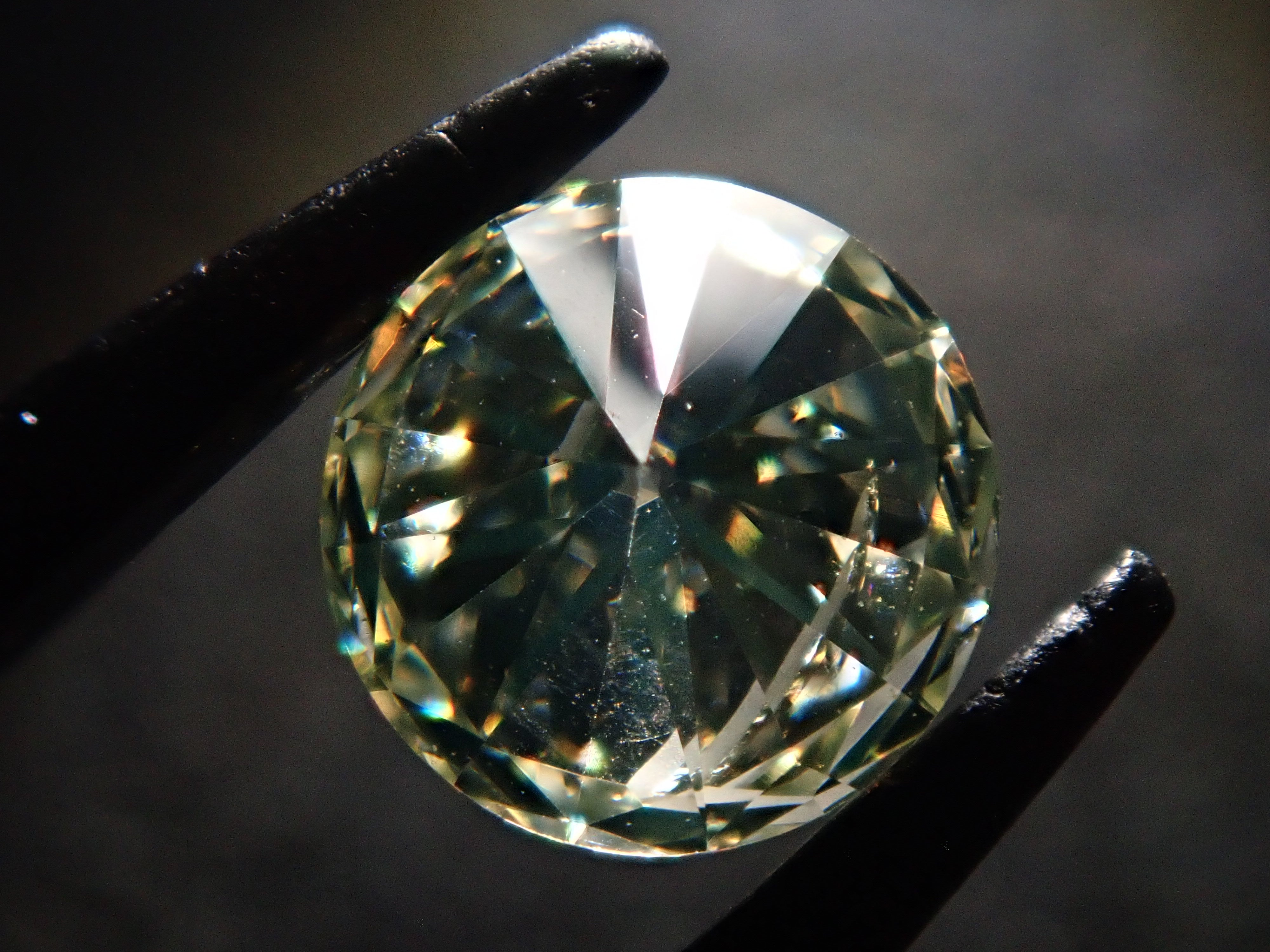 グリーンイエローダイヤモンド 0.502ctルース(VERY LIGHT GREEN YELLOW, I1)