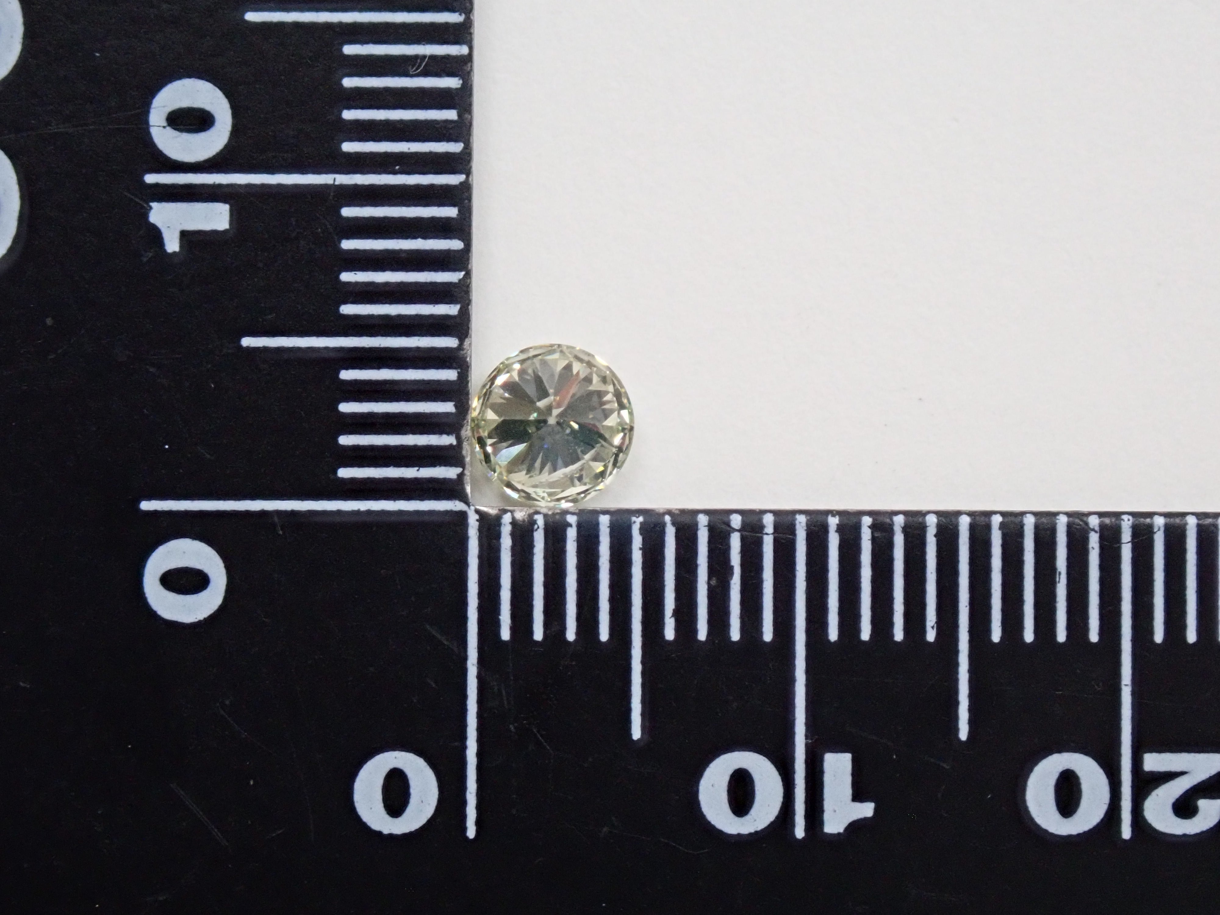 グリーンイエローダイヤモンド 0.502ctルース(VERY LIGHT GREEN YELLOW, I1)