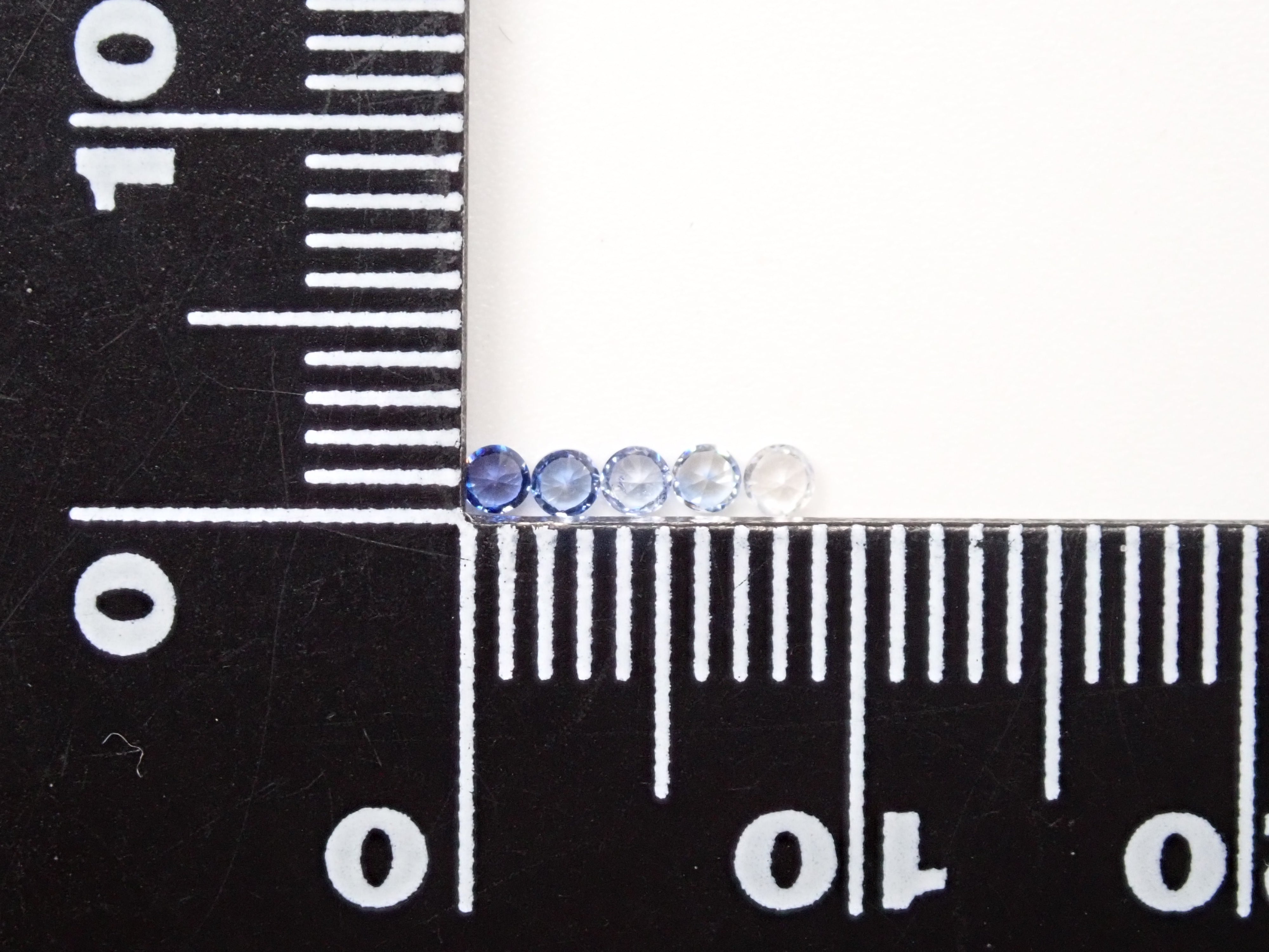 ベニトアイト2.0mm/0.149ct 5石セット（グラデーション）