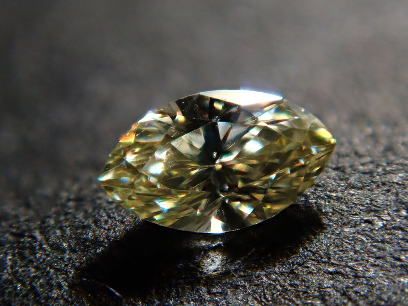 イエローダイヤモンド 0.044ctルース（VSクラス相当）