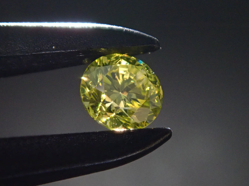 カナリーイエローダイヤモンド（トリートメント） 3.0mm/0.104ctルース（SIクラス相当）