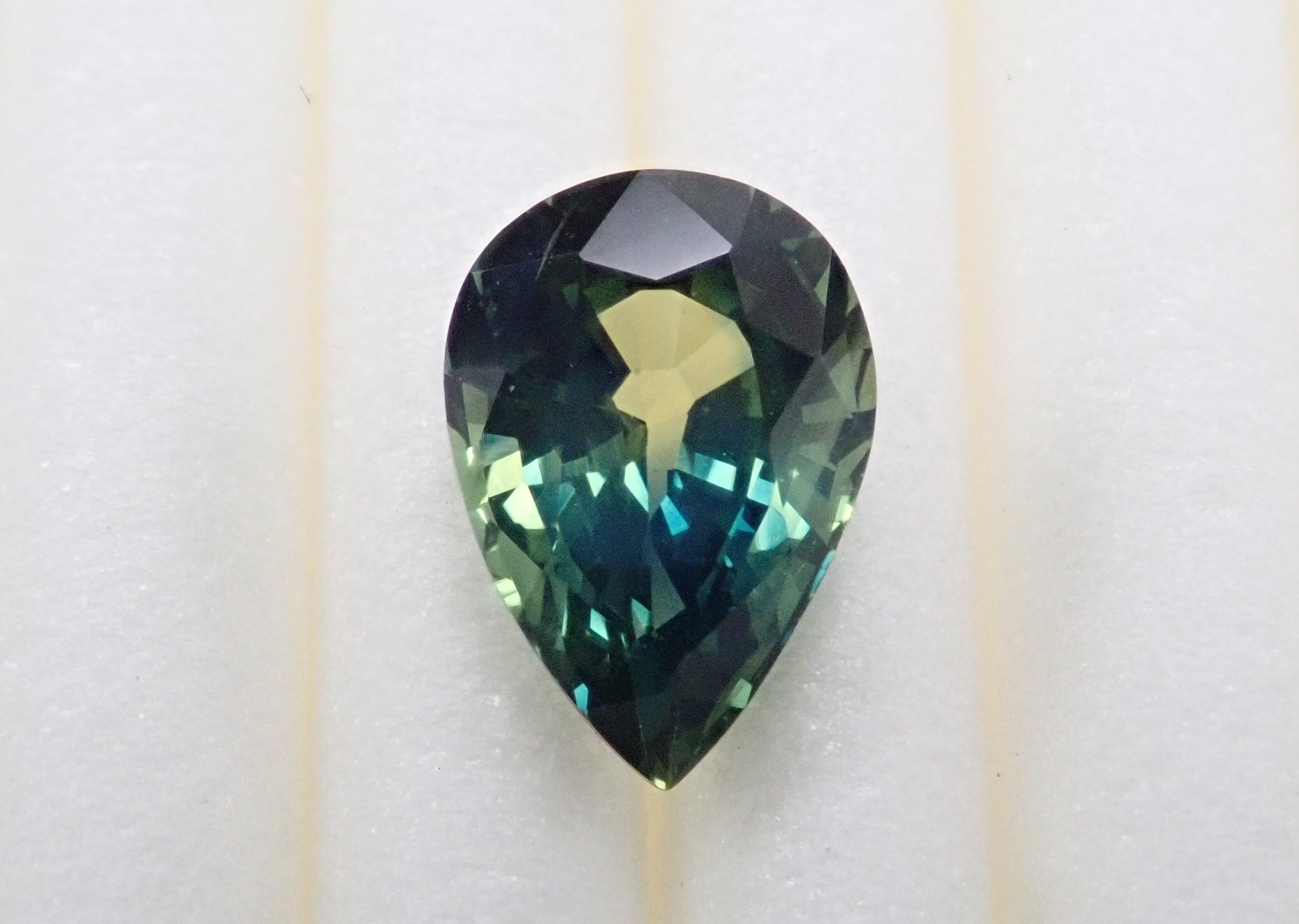 Bicolor sapphire 0.950ct loose