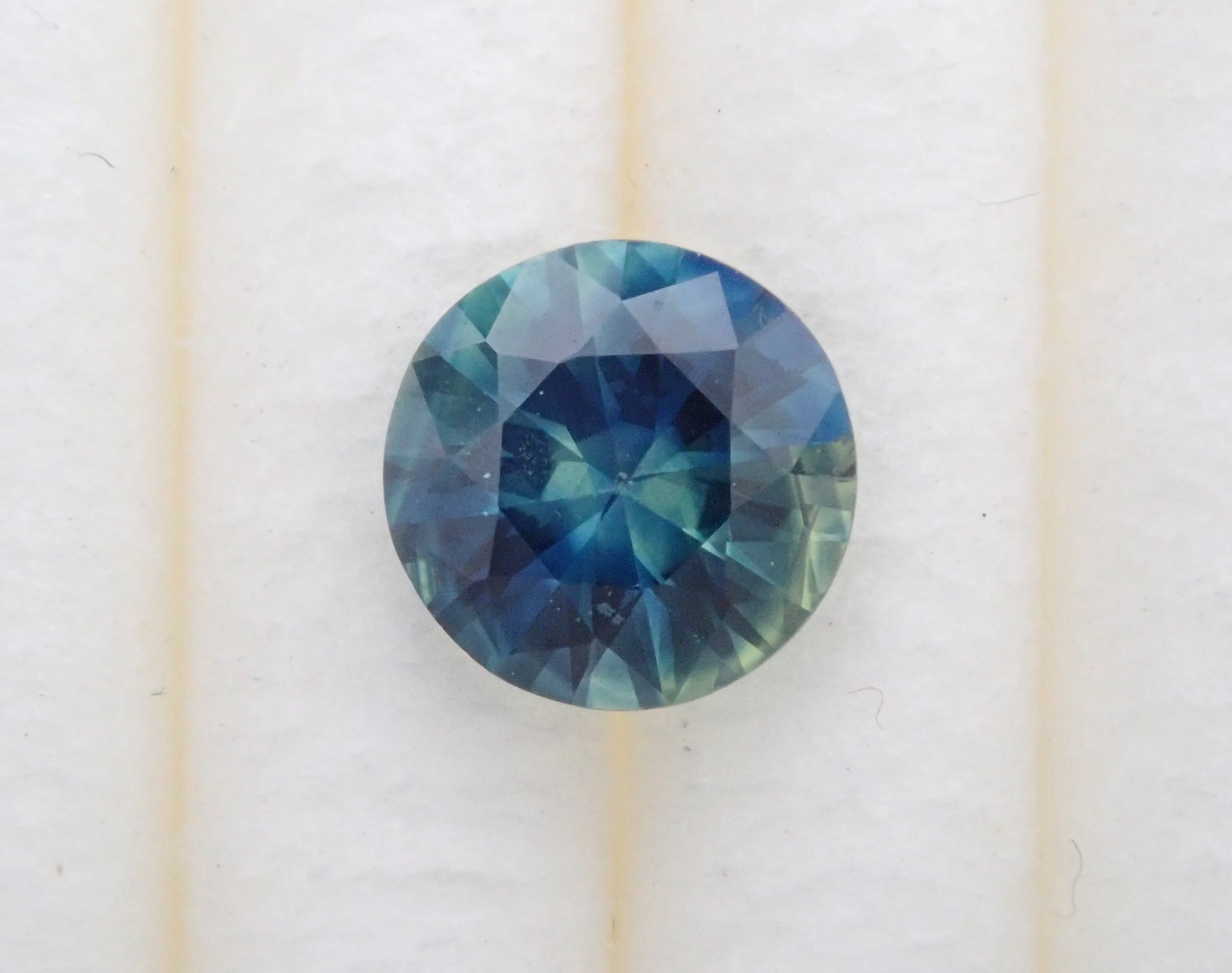 Bicolor sapphire 4.5mm/0.370ct loose