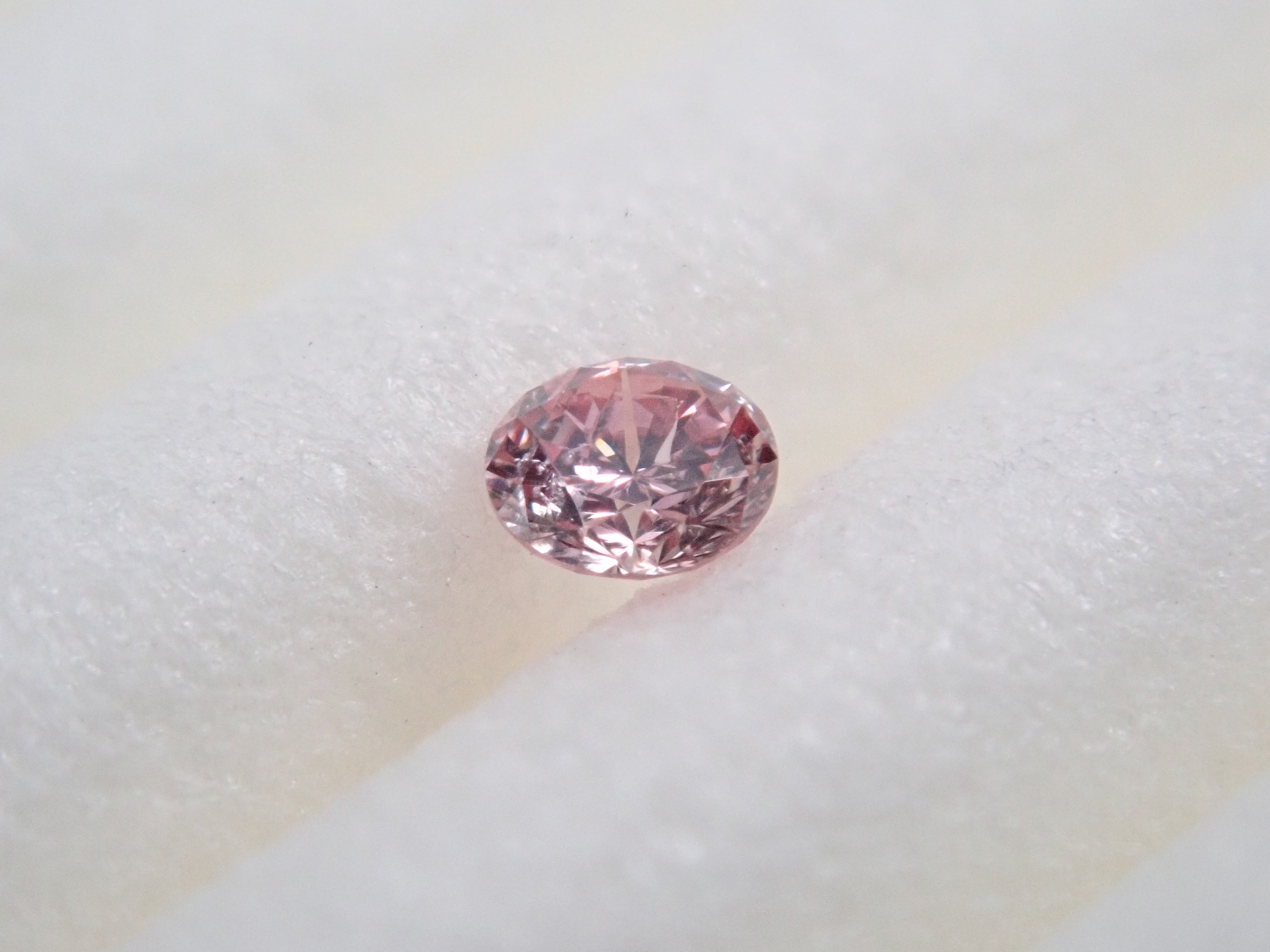 ファンシーパープリッシュピンクダイヤモンド 2.1mm/0.036ctルース(FANCY PURPLISH PINK, I1)