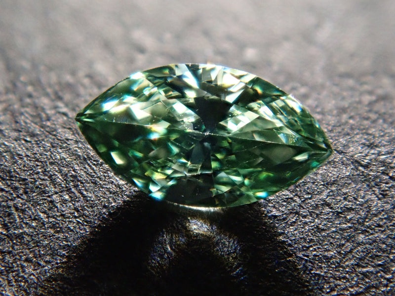 ミントグリーンダイヤモンド（トリートメント） 0.085ctルース（VSクラス相当,マーキースカット）
