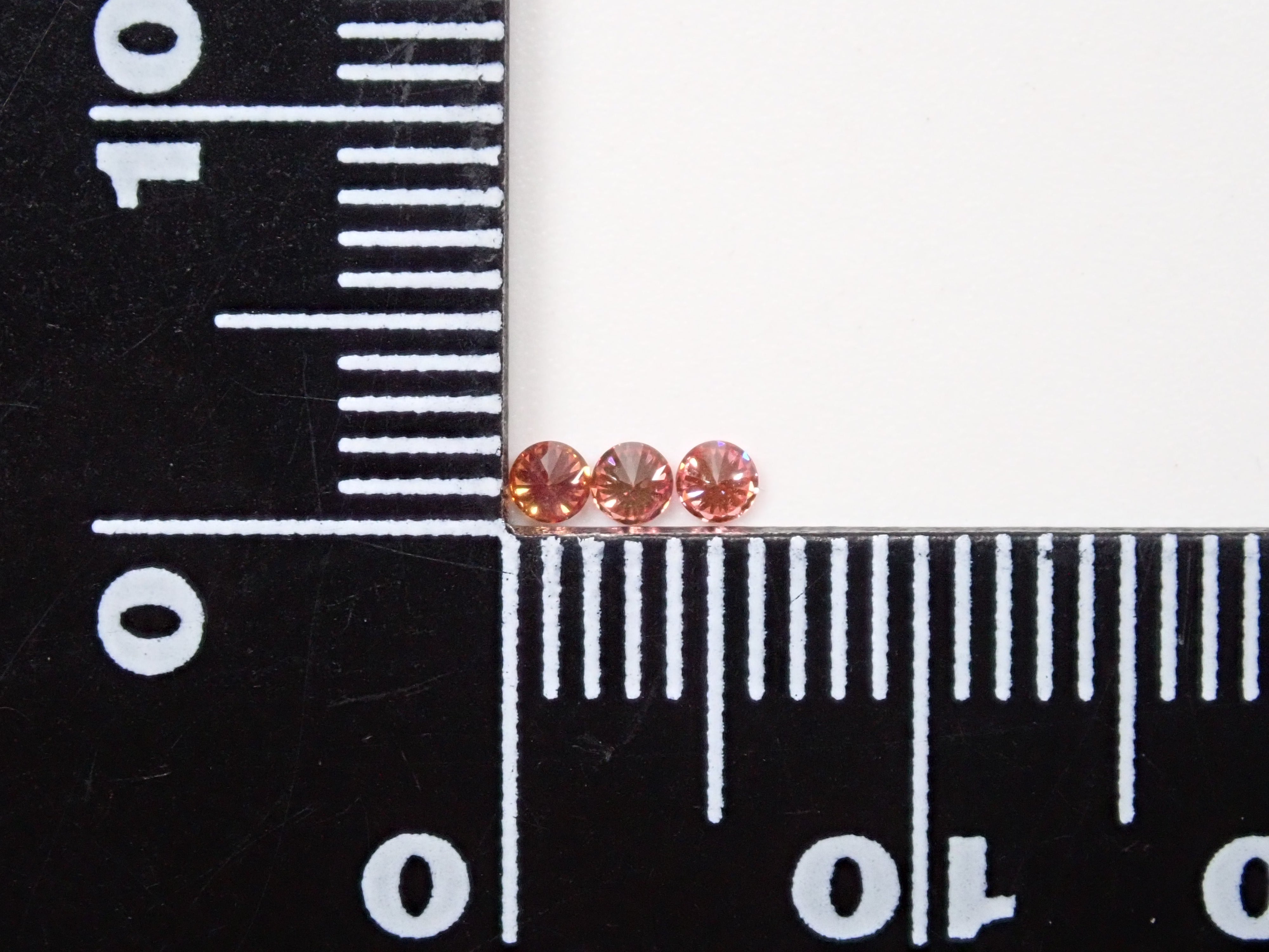 オレンジピンクダイヤモンド (トリートメント)2mm 0.101ctルース（バイカラー蛍光3石セット,VSクラス相当）