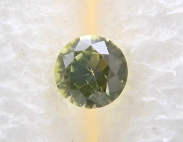 寄生橄欖石（寄生橄欖石）1.8 mm/0.027 克拉裸石