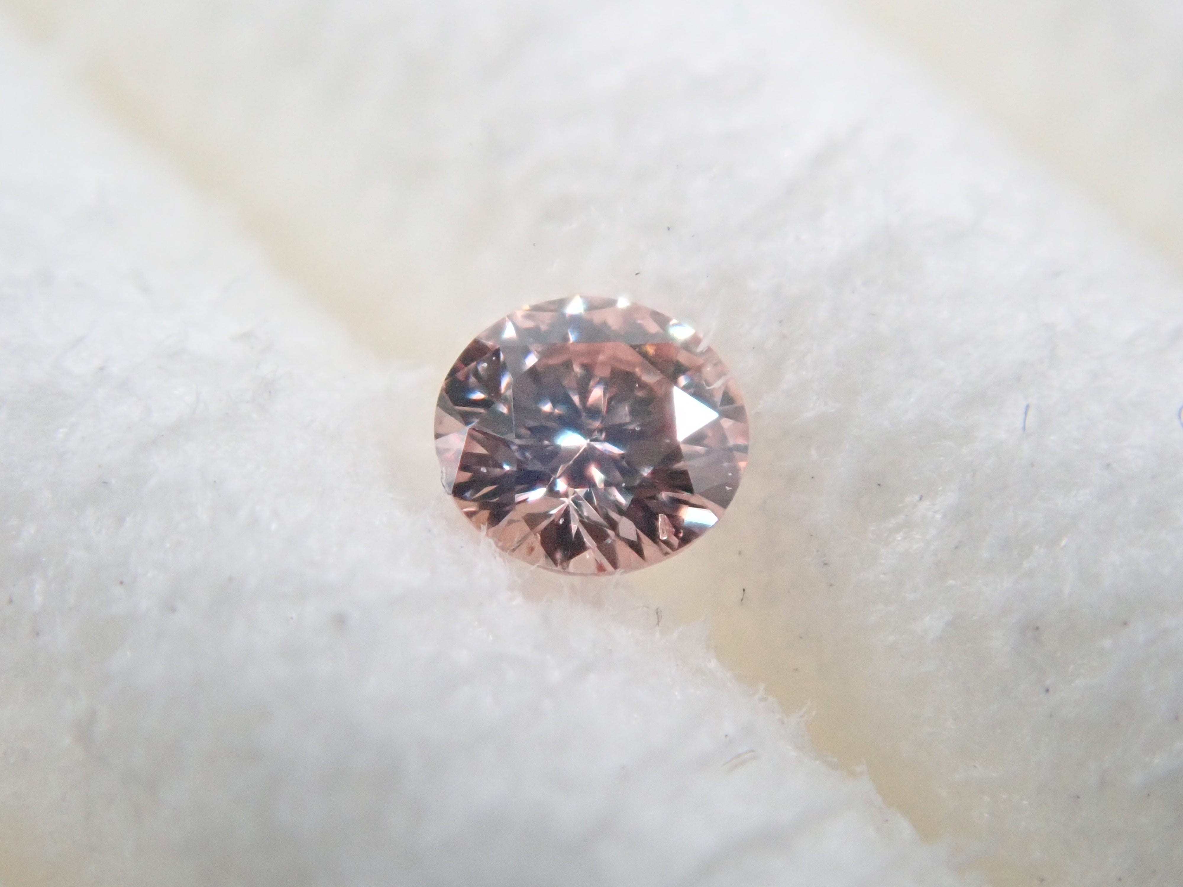 ファンシーライトオレンジピンクダイヤモンド 2.0mm/0.032ctルース(FANCY LIGHT ORANGY PINK, SI-1)