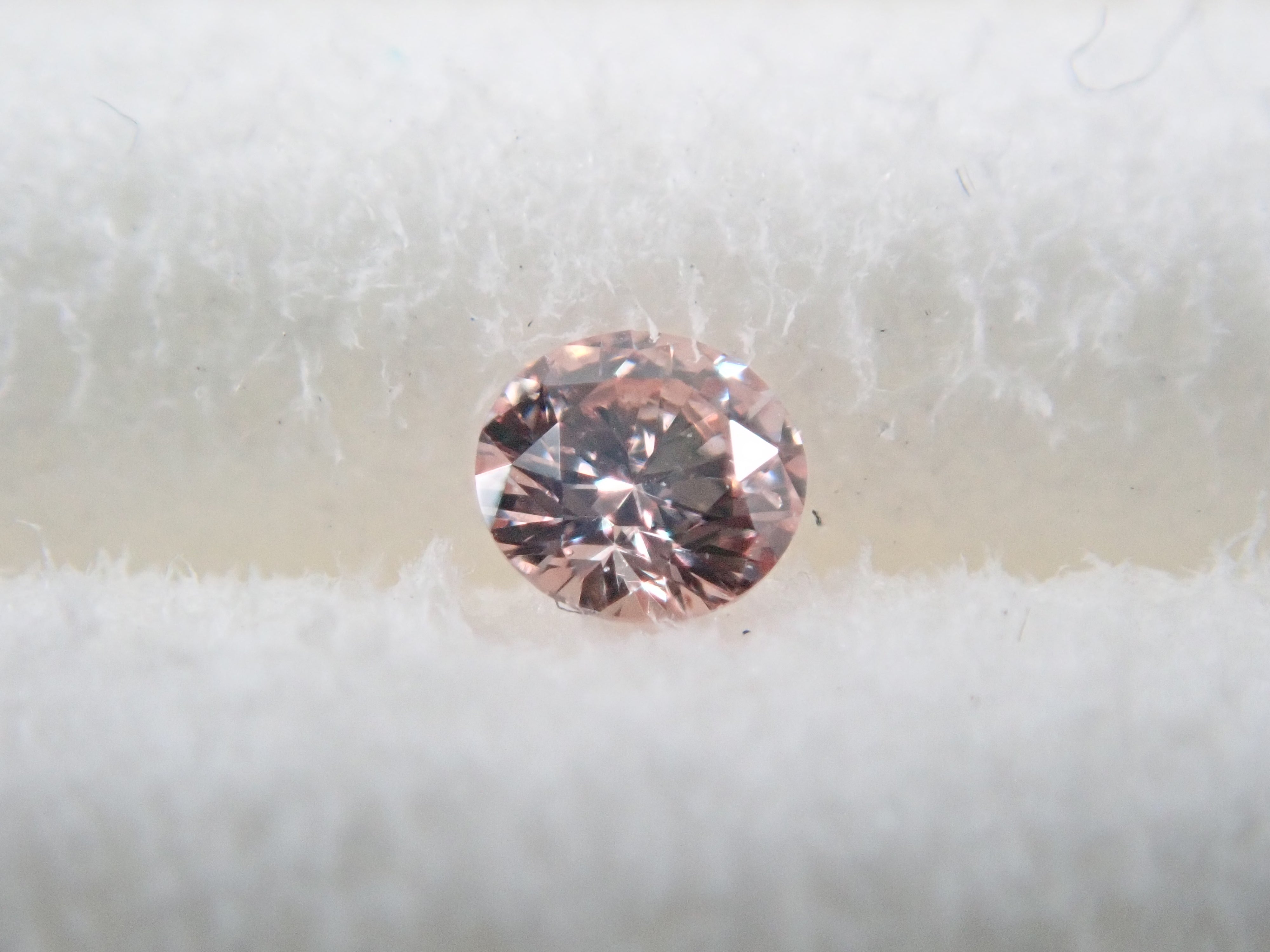 ファンシーライトオレンジピンクダイヤモンド 2.0mm/0.032ctルース(FANCY LIGHT ORANGY PINK, SI-1)