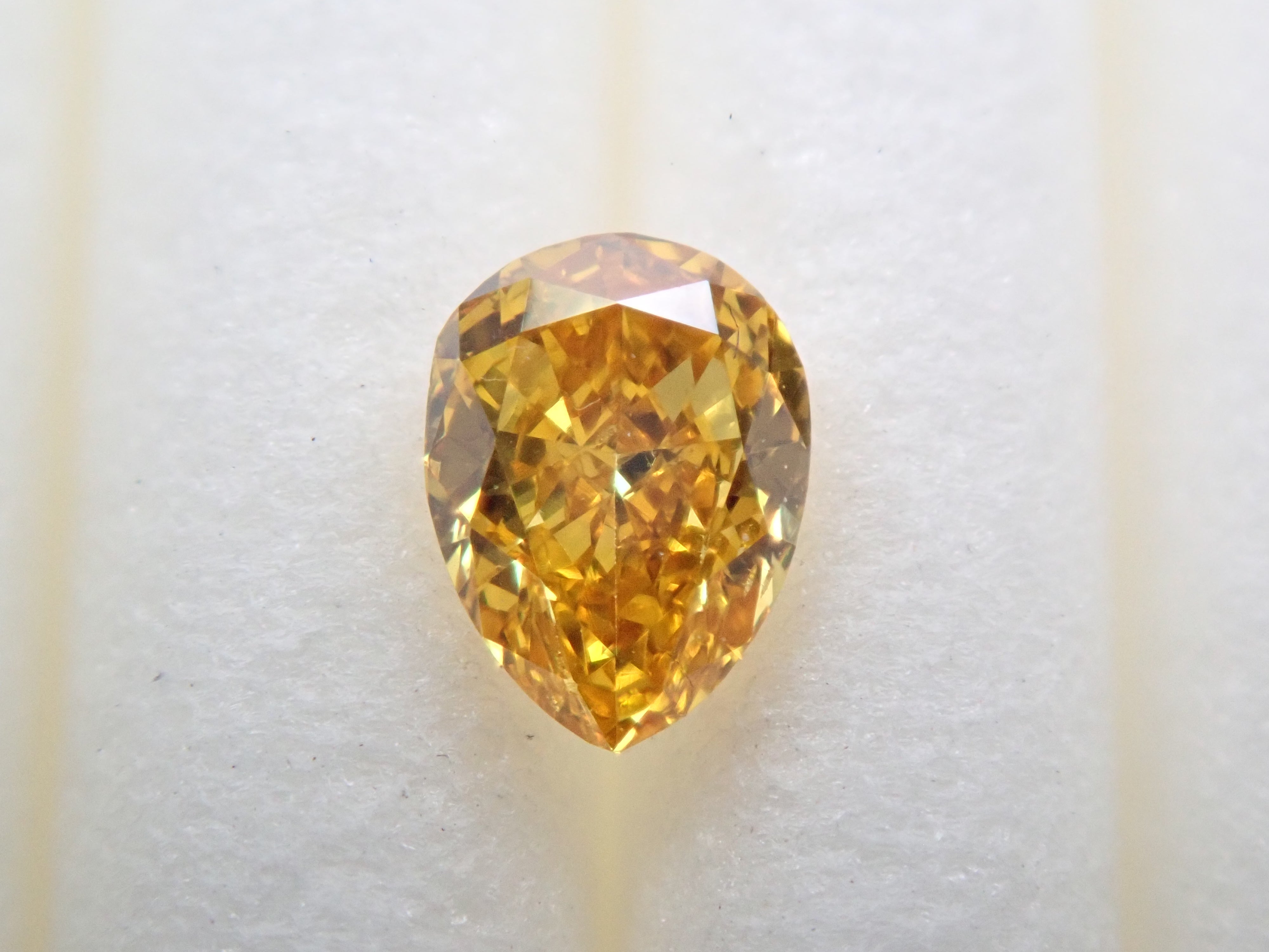 【32501256掲載】イエローダイヤモンド 0.167ctルース(FANCY VIVID ORANGY YELLOW, VS-2)