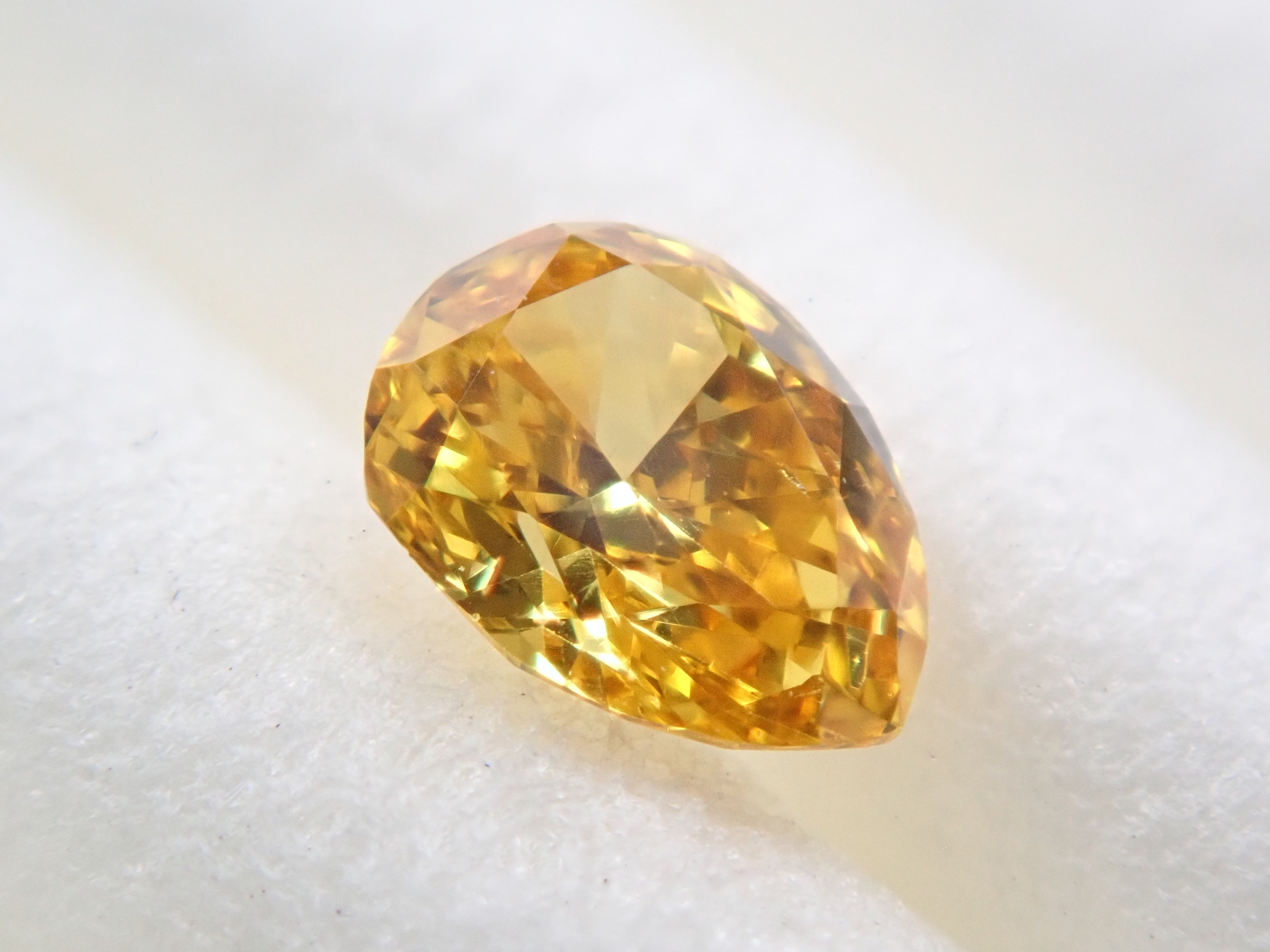 【32501256掲載】イエローダイヤモンド 0.167ctルース(FANCY VIVID ORANGY YELLOW, VS-2)