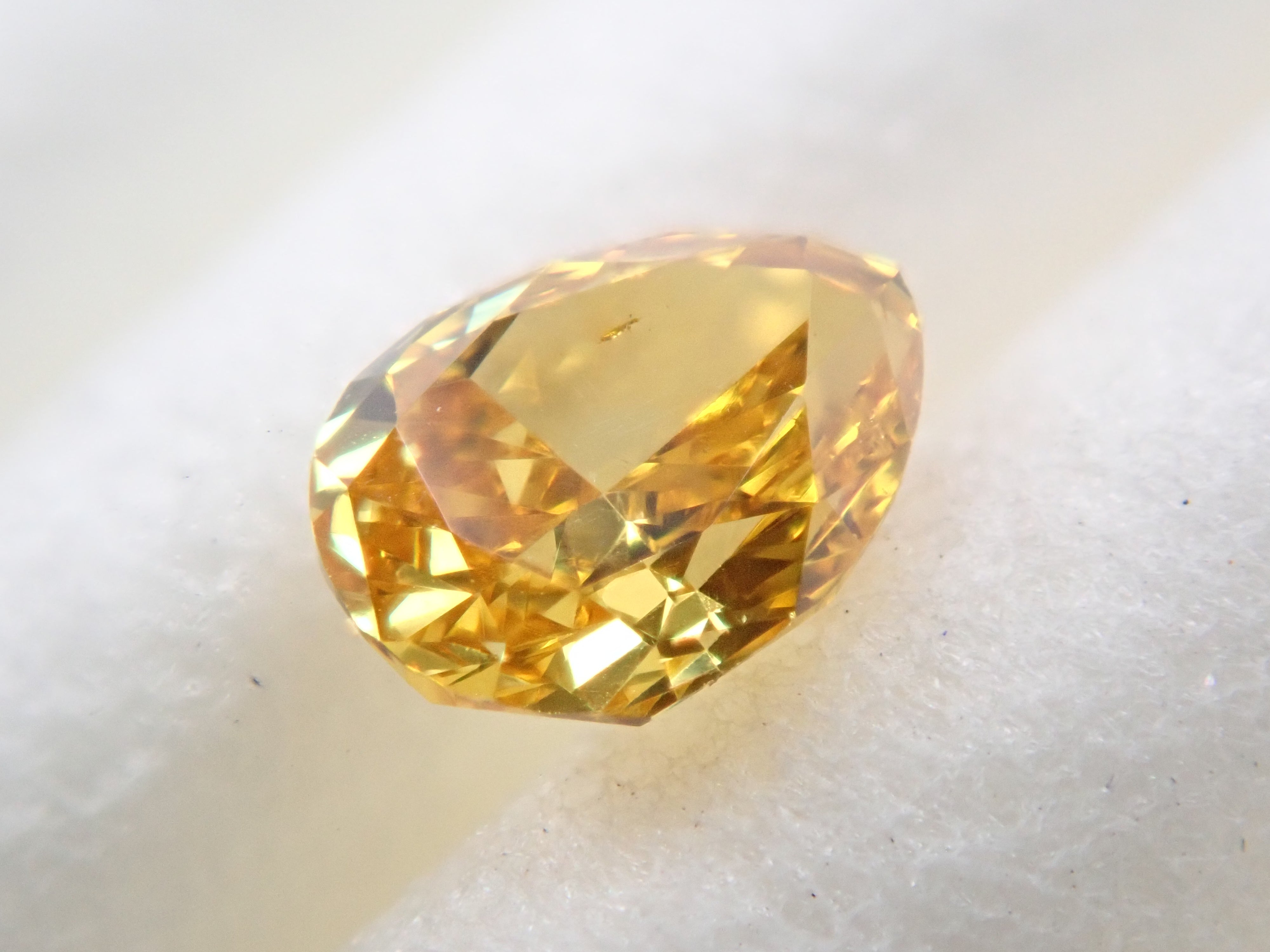 【32501256掲載】イエローダイヤモンド 0.167ctルース(FANCY VIVID ORANGY YELLOW, VS-2)