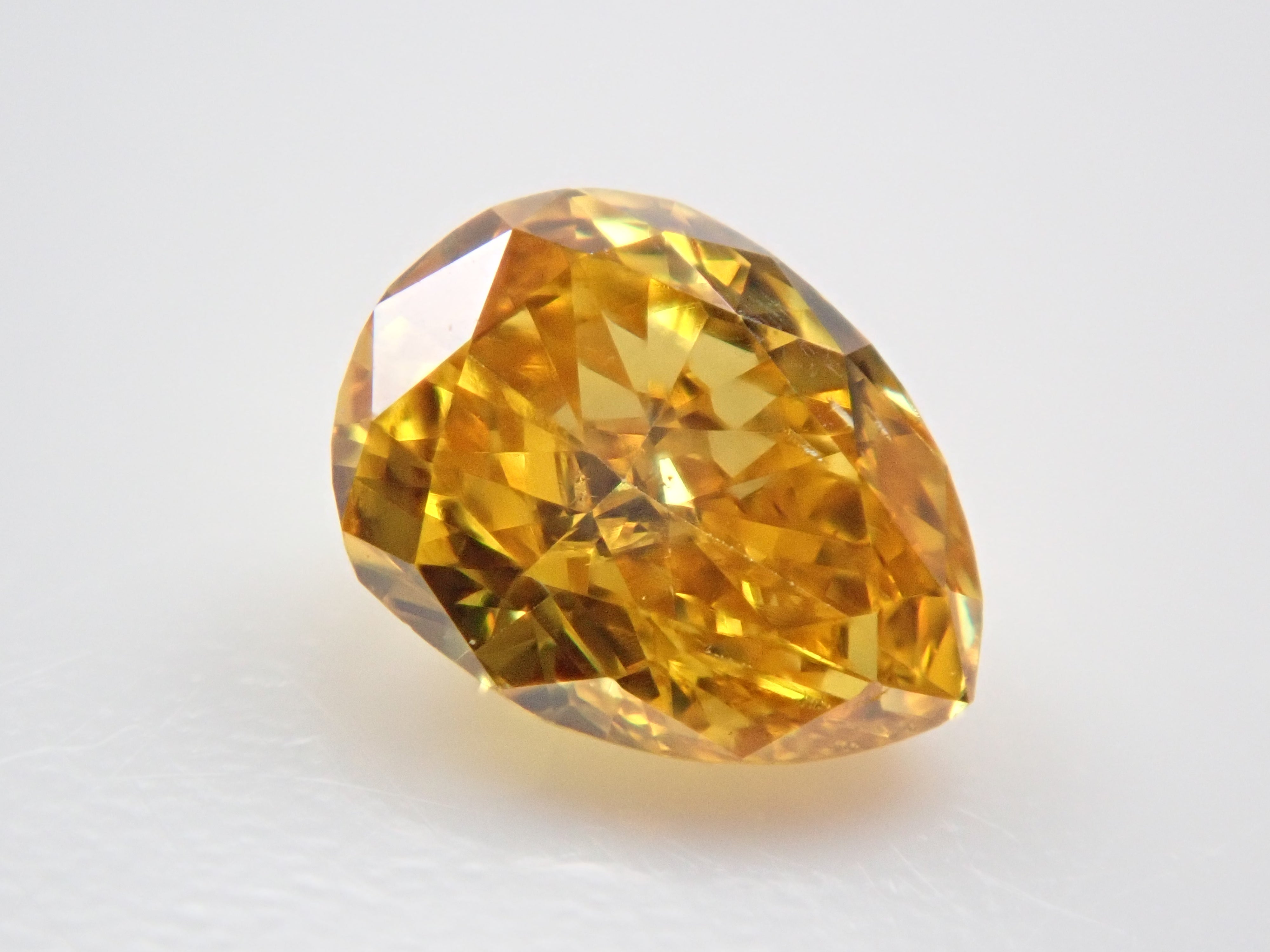 【32501256掲載】イエローダイヤモンド 0.167ctルース(FANCY VIVID ORANGY YELLOW, VS-2)