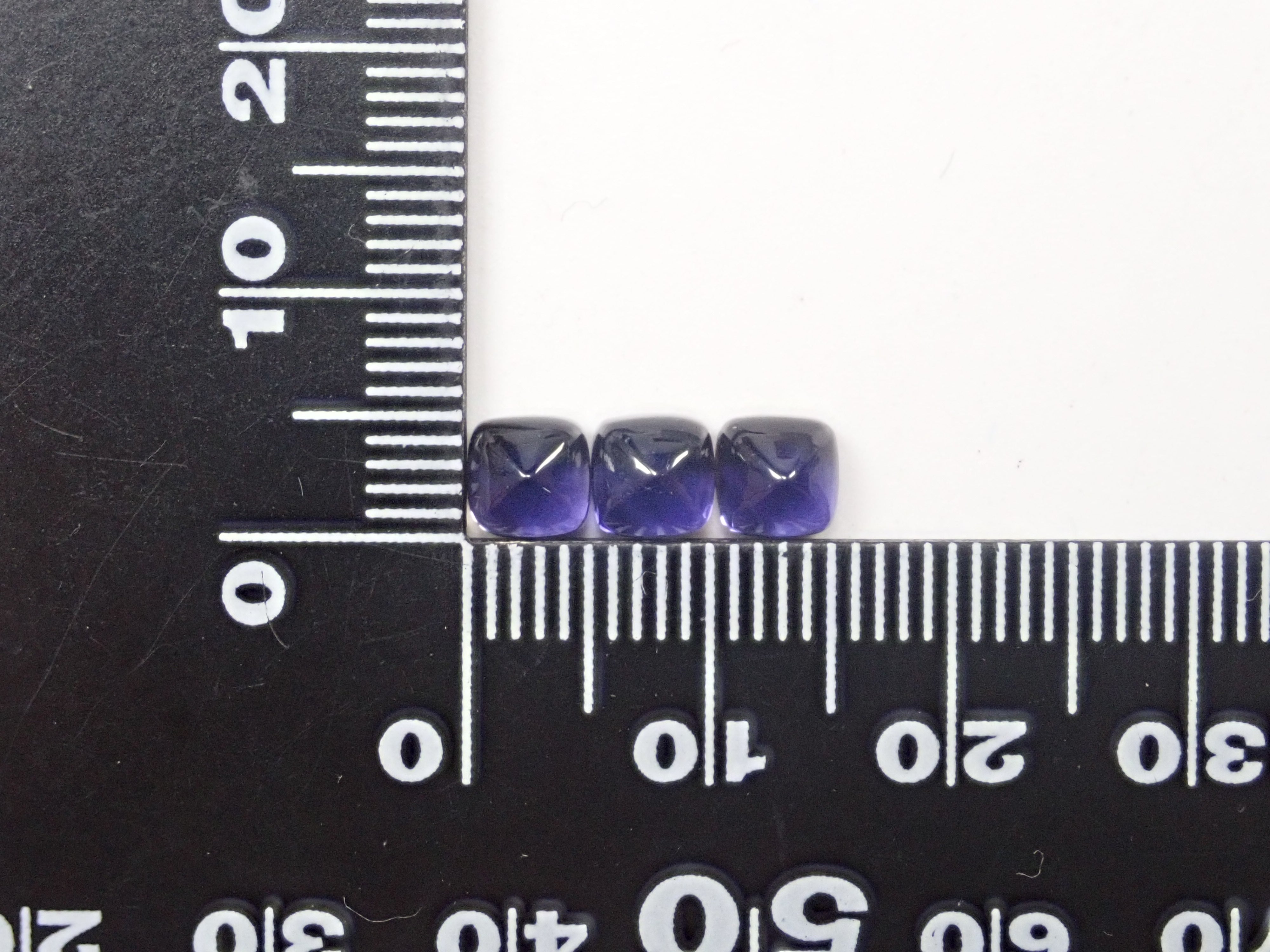 1 sugar loaf cut iolite 5mm